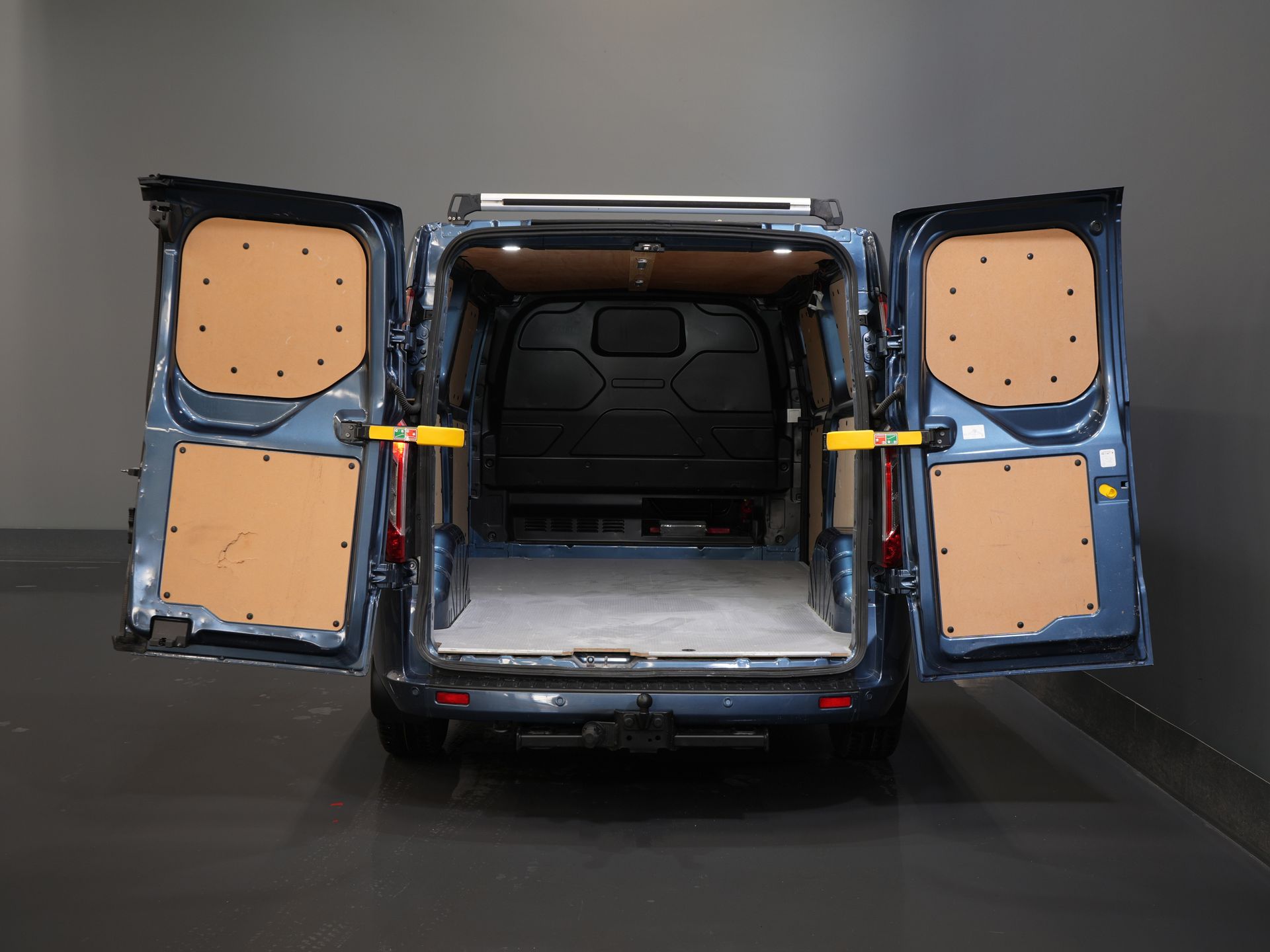 Ford Transit Custom Bestelbus 320 2.0 TDCI 170 pk Aut. L2 Trend BPM VRIJ! Carplay/ Stoelverw./ Camera/ PDC/ LMV/ Dakdragers/ Trekhaak