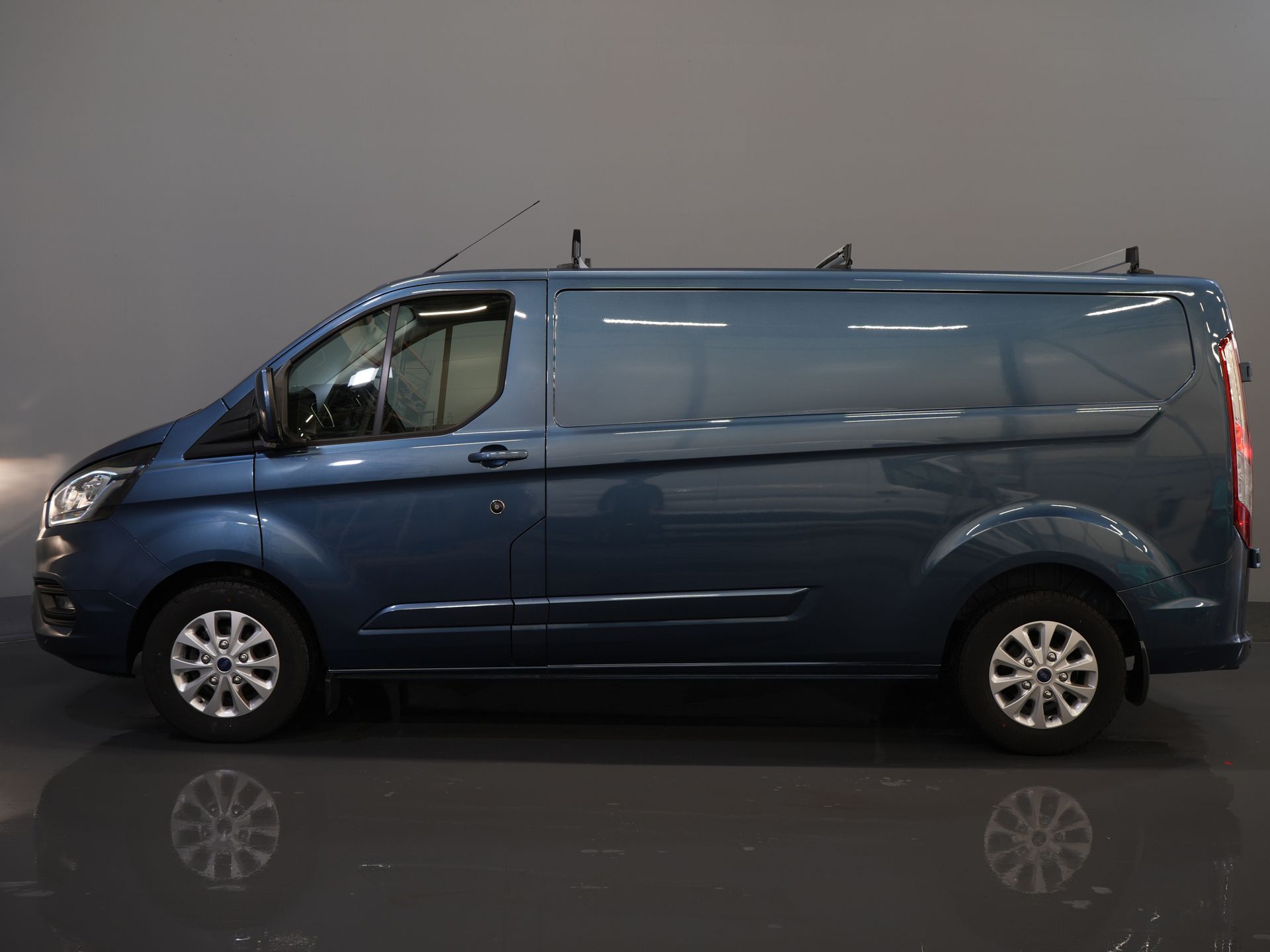 Ford Transit Custom Bestelbus 320 2.0 TDCI 170 pk Aut. L2 Trend BPM VRIJ! Carplay/ Stoelverw./ Camera/ PDC/ LMV/ Dakdragers/ Trekhaak