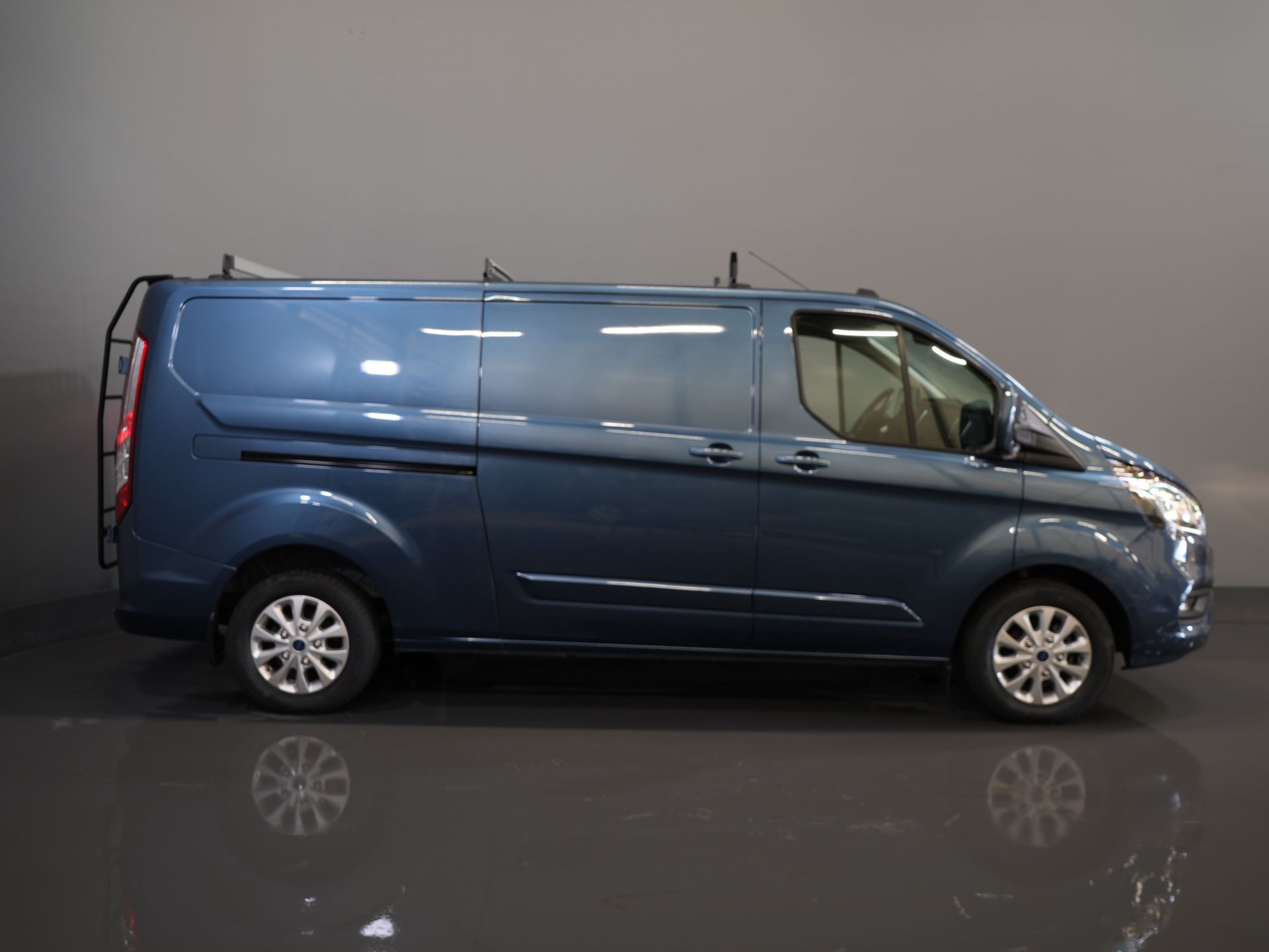 Ford Transit Custom Bestelbus 320 2.0 TDCI 170 pk Aut. L2 Trend BPM VRIJ! Carplay/ Stoelverw./ Camera/ PDC/ LMV/ Dakdragers/ Trekhaak