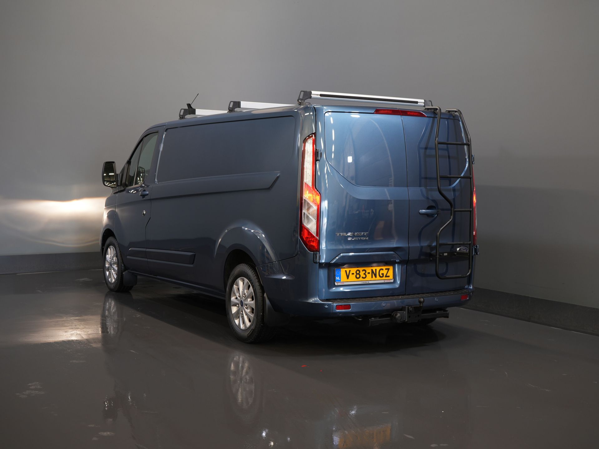 Ford Transit Custom Bestelbus 320 2.0 TDCI 170 pk Aut. L2 Trend BPM VRIJ! Carplay/ Stoelverw./ Camera/ PDC/ LMV/ Dakdragers/ Trekhaak