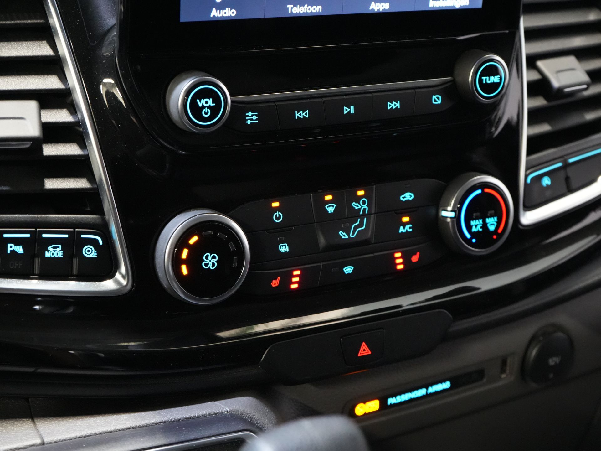 Ford Transit Custom Bestelbus 320 2.0 TDCI 170 pk Aut. L2 Trend BPM VRIJ! Carplay/ Stoelverw./ Camera/ PDC/ LMV/ Dakdragers/ Trekhaak