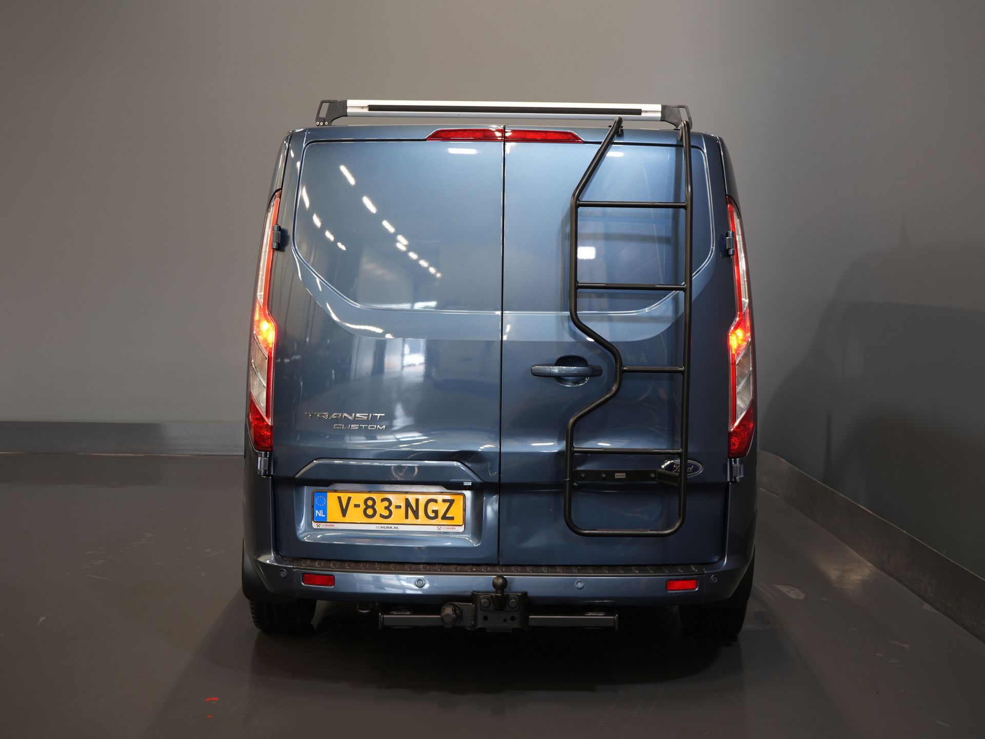 Ford Transit Custom Bestelbus 320 2.0 TDCI 170 pk Aut. L2 Trend BPM VRIJ! Carplay/ Stoelverw./ Camera/ PDC/ LMV/ Dakdragers/ Trekhaak