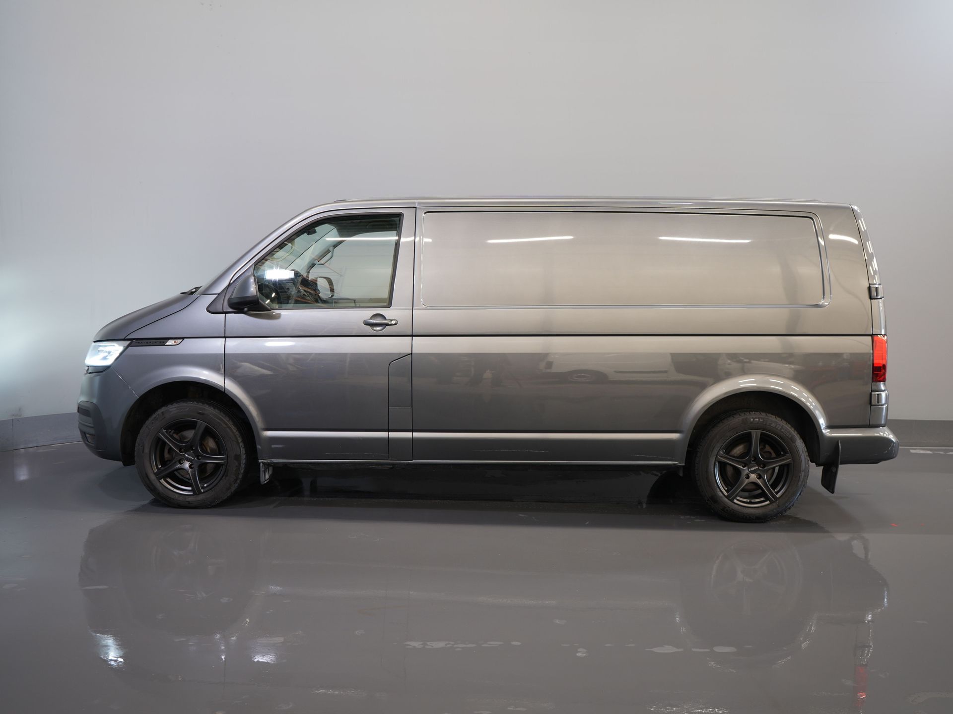 Volkswagen Transporter Van T6.1 2.0 TDI 150 hp DSG Aut. L2 BPM GRATUIT ! LED/ Adapt.Cruise/ Stand heater/ Seatverw./ Carplay/ Camera/ PDC/ LMV/ Towbar/ Airco