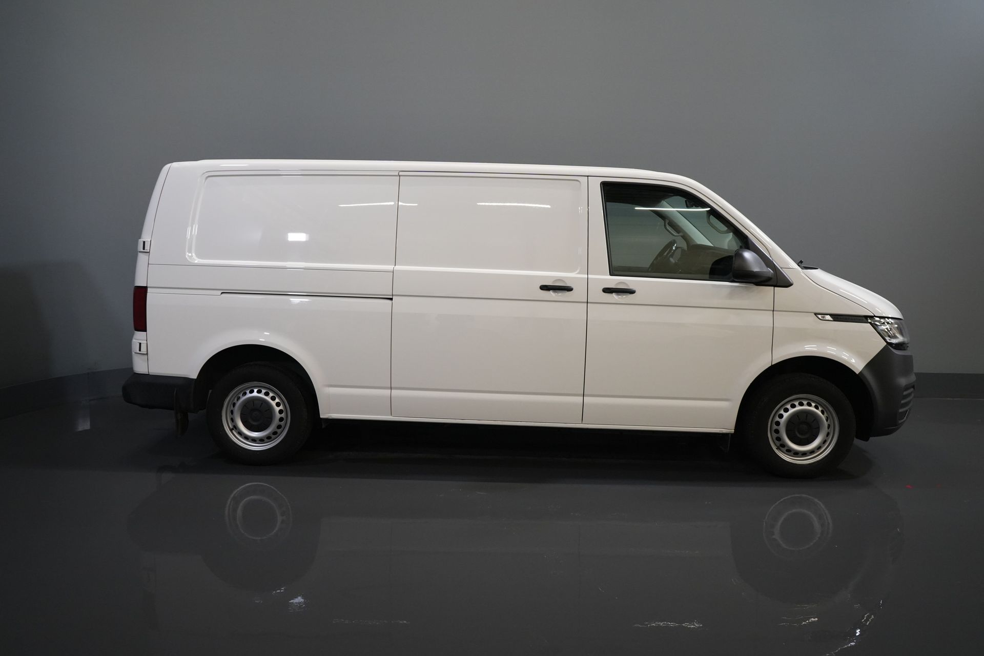 Volkswagen Transporter Van T6.1 2.0 TDI 150 CP DSG Aut. L2 2x Ușă glisantă/ LED/ Seatverw./ Încălzire stand/ Carplay/ 2.5t remorcare M.