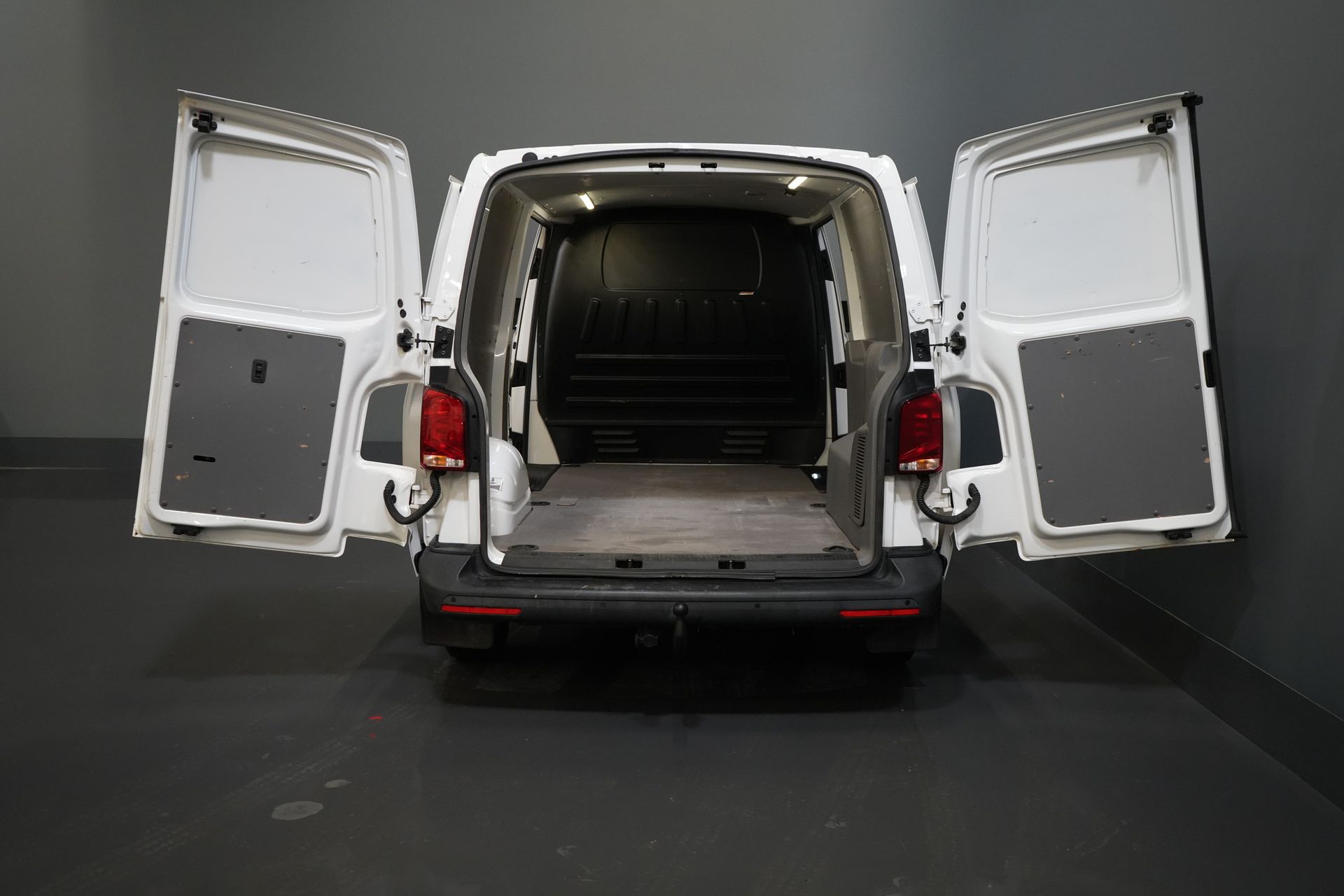 Volkswagen Transporter Van T6.1 2.0 TDI 150 CP DSG Aut. L2 2x Ușă glisantă/ LED/ Seatverw./ Încălzire stand/ Carplay/ 2.5t remorcare M.