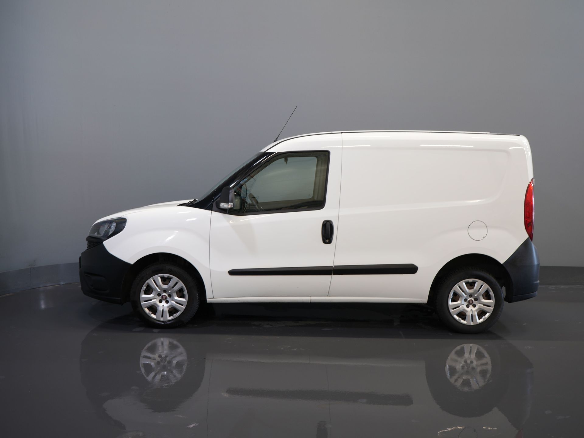 Fiat Dobló Cargo Bestelbus 1.3 MJ BPM VRIJ! 7x Voorraad NL Auto/ Airco/ Bluetooth/ Betimmering