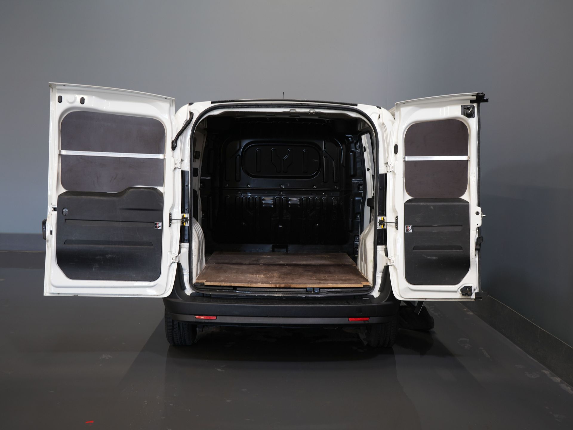 Fiat Dobló Cargo Bestelbus 1.3 MJ BPM VRIJ! 7x Voorraad NL Auto/ Airco/ Bluetooth/ Betimmering