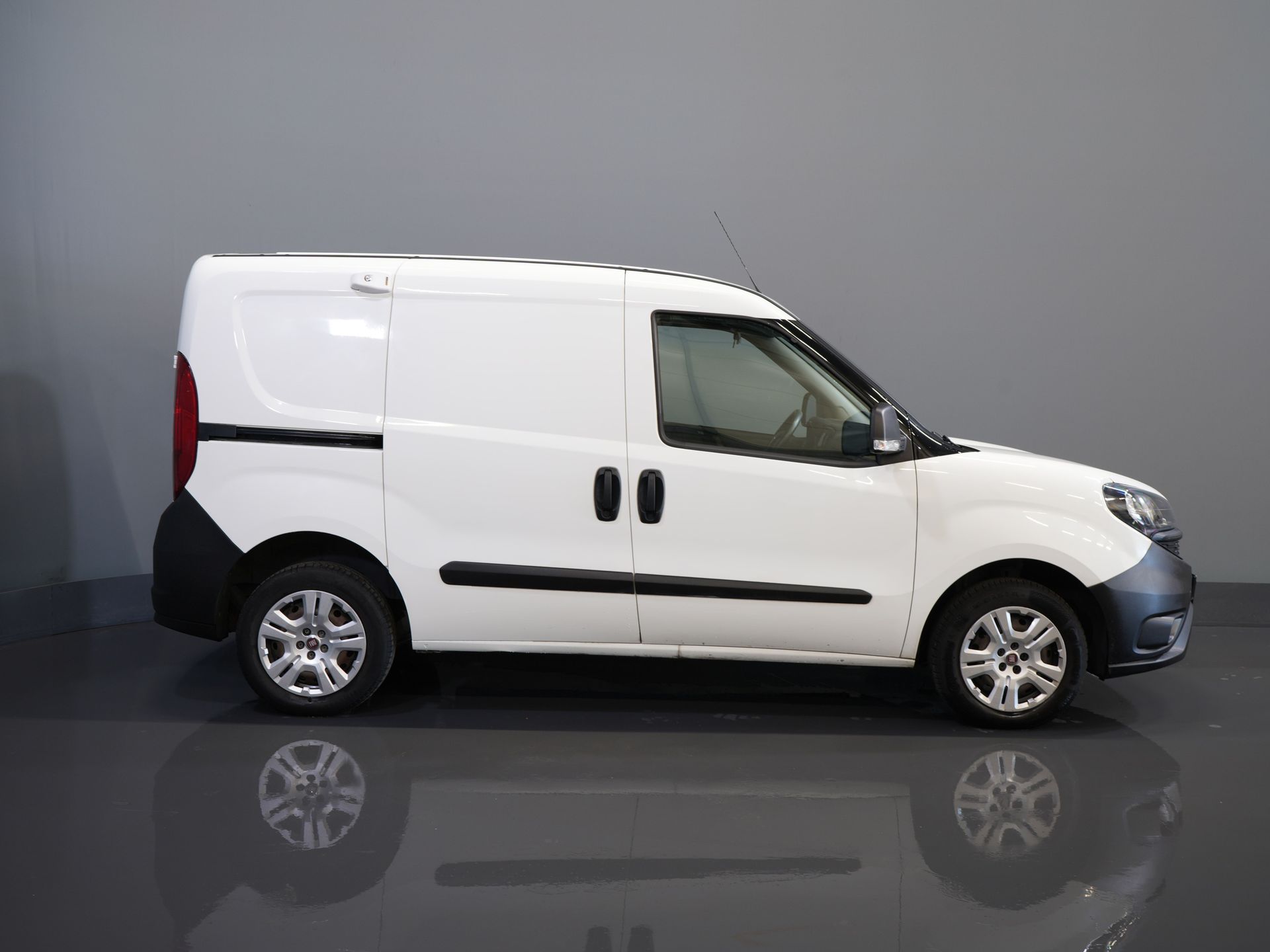 Fiat Dobló Cargo Bestelbus 1.3 MJ BPM VRIJ! 7x Voorraad NL Auto/ Airco/ Bluetooth/ Betimmering