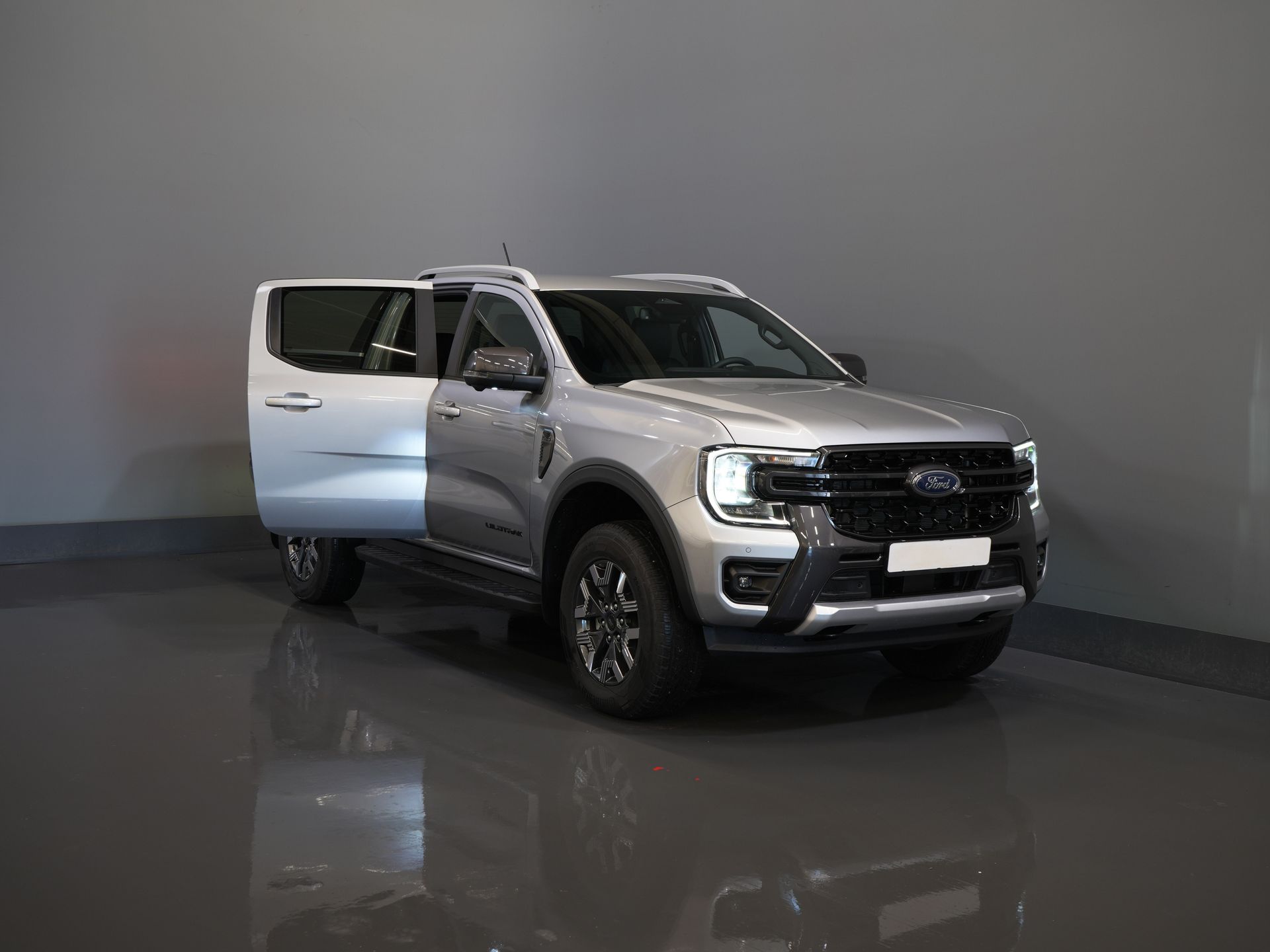 Ford Ranger Pick-Up Ford Ranger Wildtrak 2.3 PHEV Double Cab 4x4/ B&O/ Elek. Roll Cover/ Tech-Pack/ Adapt.Cruise/ 3.5t Towing Verm./ 360 Camera/ Leather/