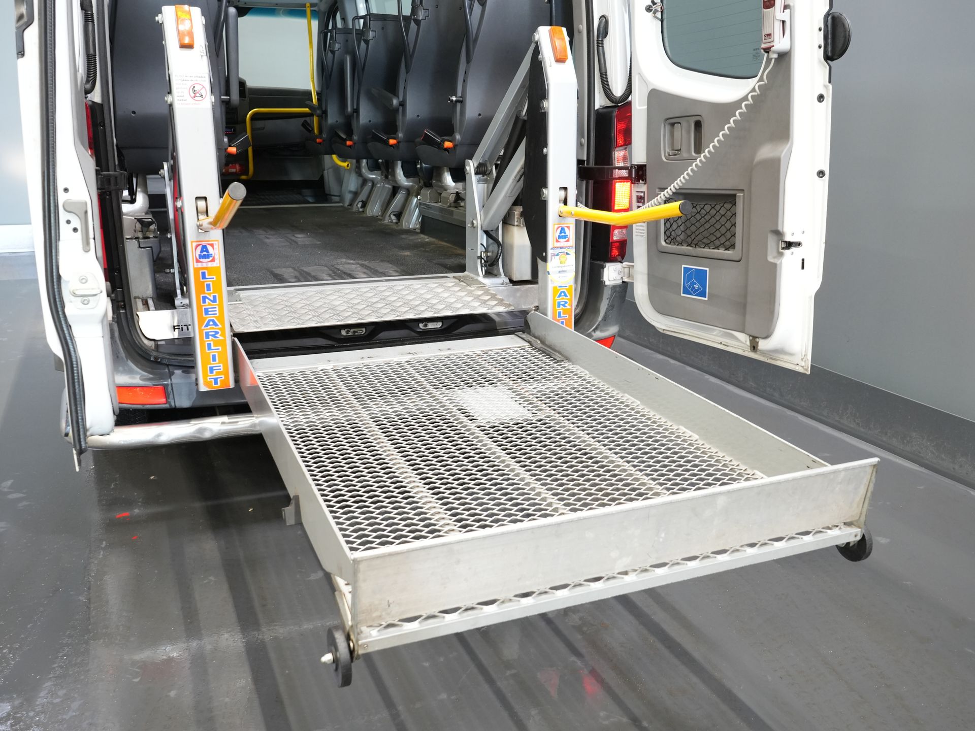 Mercedes-Benz Sprinter Trasporto Passeggeri 313 2.2 CDI L2H2 € 10.164 IVA inclusa BPM FREE! Combi/ 9 persone/ Kombi/ 9P/ Aria condizionata/ Ascensore per sedie a rotelle