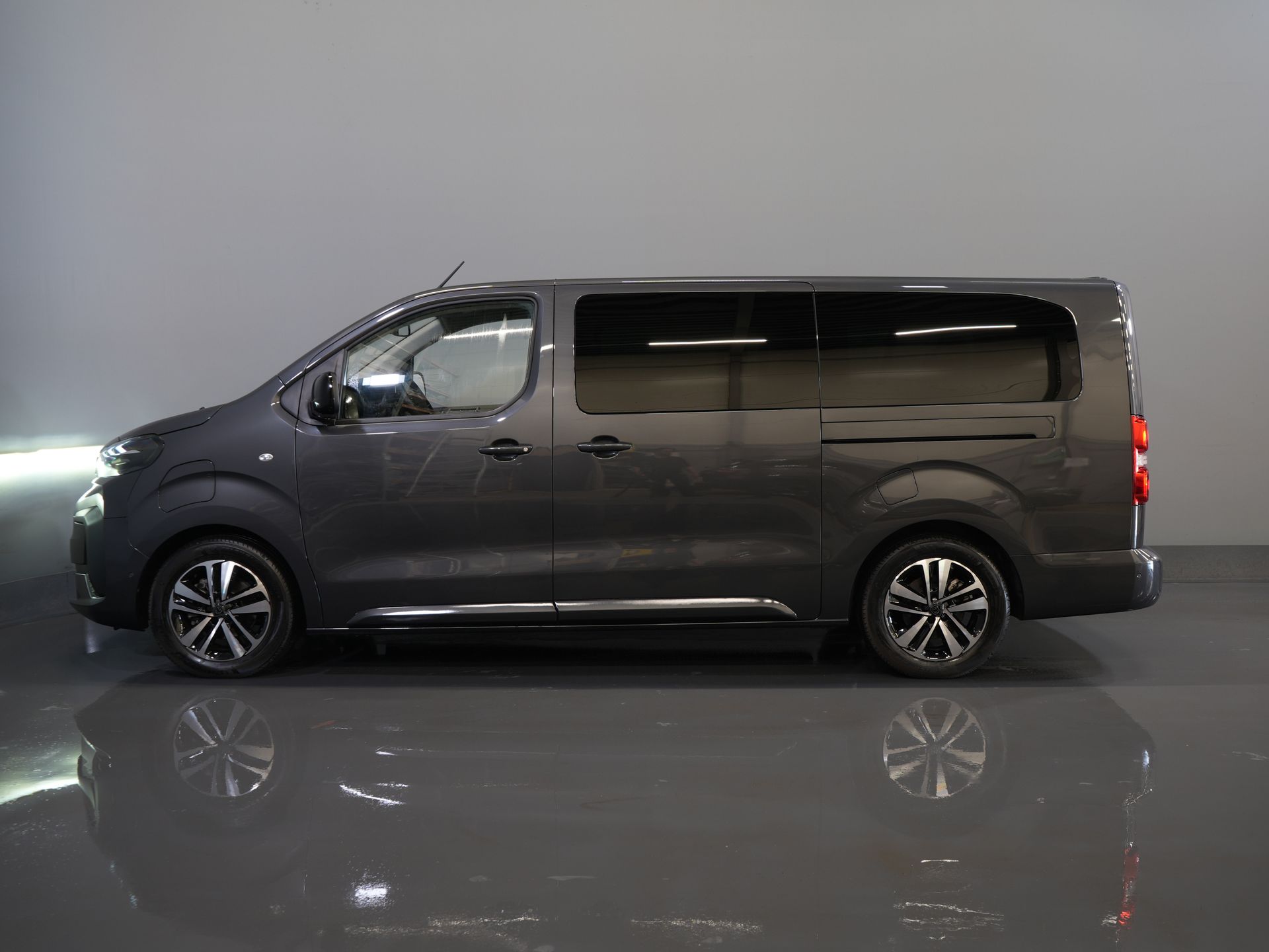 Peugeot e-Traveller Passenger L3 75kWh 348 km WLTP LED/ Chargeur rapide/ Pano/ 8 pers./ Adapt.Cruise/ Cuir/ 2x Elek.Sliding/ Elek.Seats/ Sièges massants/ Suspension des sièges