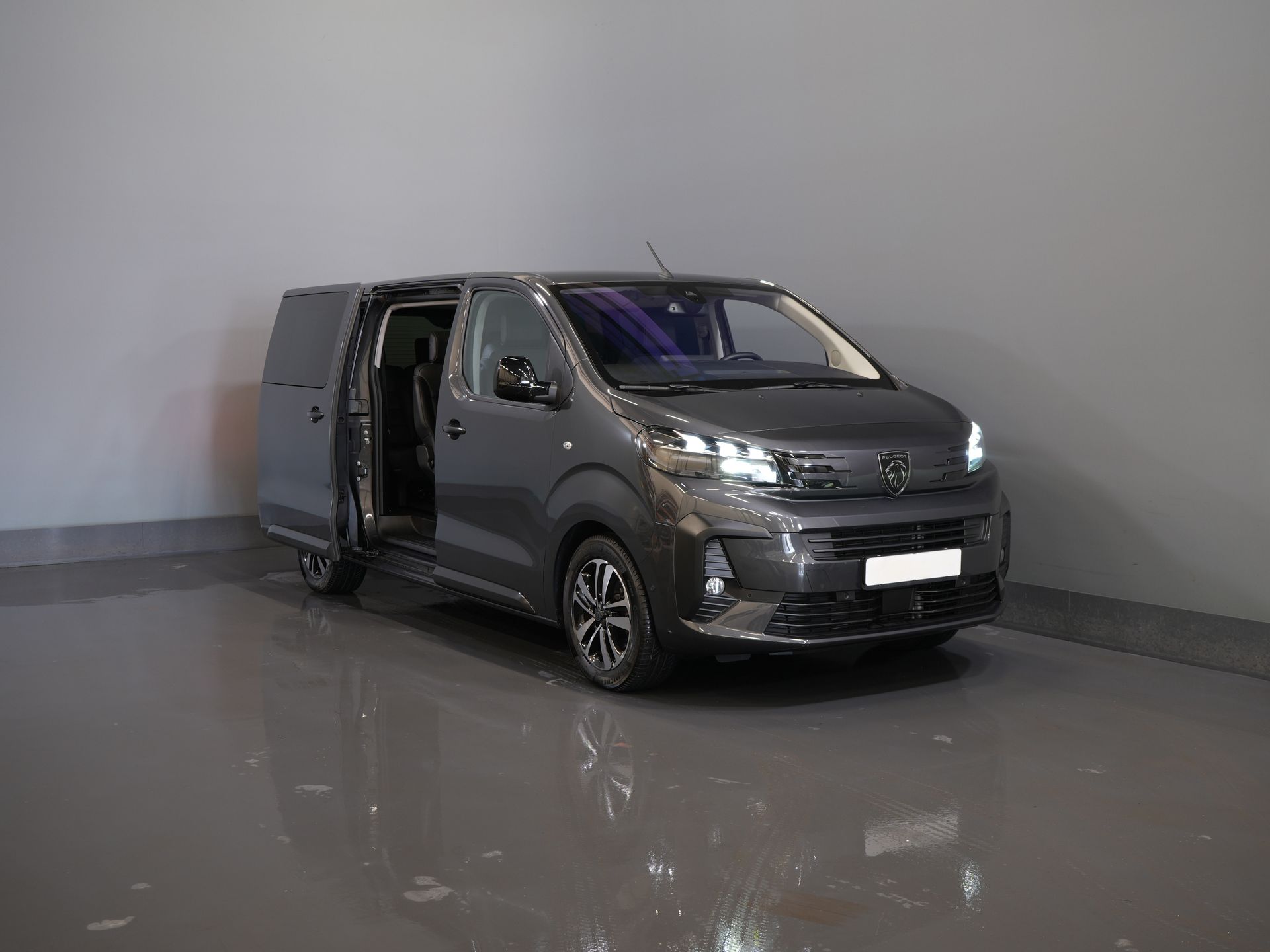 Peugeot e-Traveller Passenger L3 75kWh 348 km WLTP LED/ Chargeur rapide/ Pano/ 8 pers./ Adapt.Cruise/ Cuir/ 2x Elek.Sliding/ Elek.Seats/ Sièges massants/ Suspension des sièges
