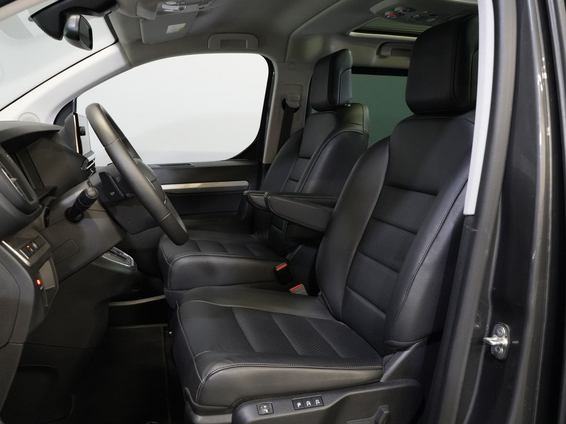 Peugeot e-Traveller Passenger L3 75kWh 348 km WLTP LED/ Chargeur rapide/ Pano/ 8 pers./ Adapt.Cruise/ Cuir/ 2x Elek.Sliding/ Elek.Seats/ Sièges massants/ Suspension des sièges
