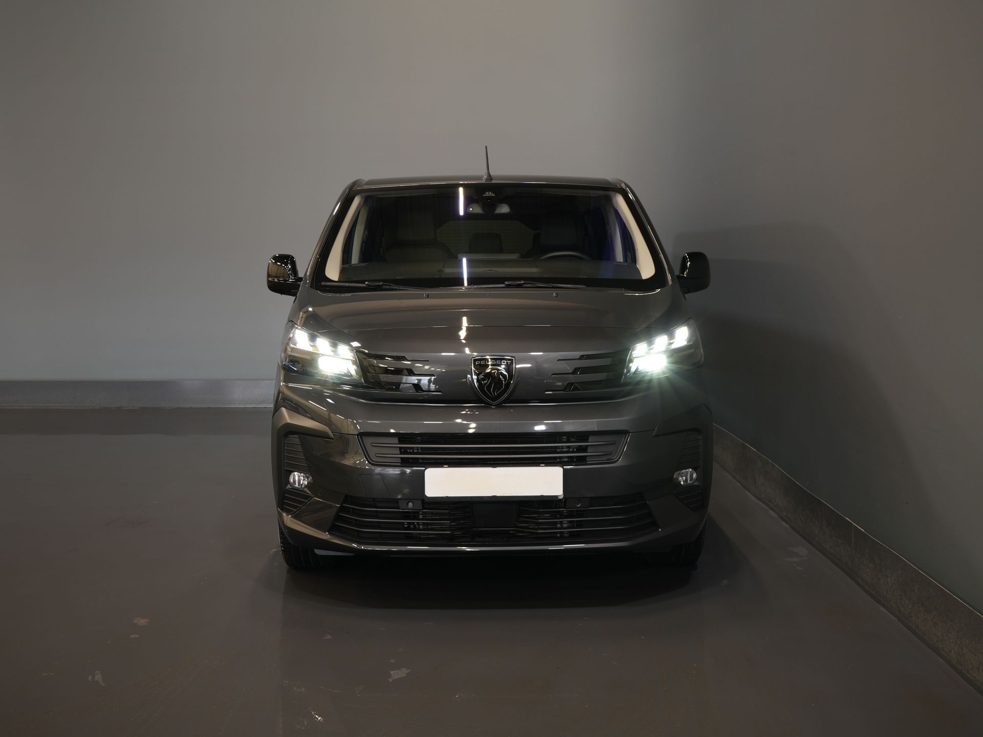 Peugeot e-Traveller Passenger L3 75kWh 348 km WLTP LED/ Chargeur rapide/ Pano/ 8 pers./ Adapt.Cruise/ Cuir/ 2x Elek.Sliding/ Elek.Seats/ Sièges massants/ Suspension des sièges