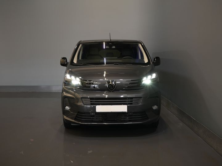 Peugeot e-Traveller Passenger L3 75kWh 348 km WLTP LED/ Chargeur rapide/ Pano/ 8 pers./ Adapt.Cruise/ Cuir/ 2x Elek.Sliding/ Elek.Seats/ Sièges massants/ Suspension des sièges
