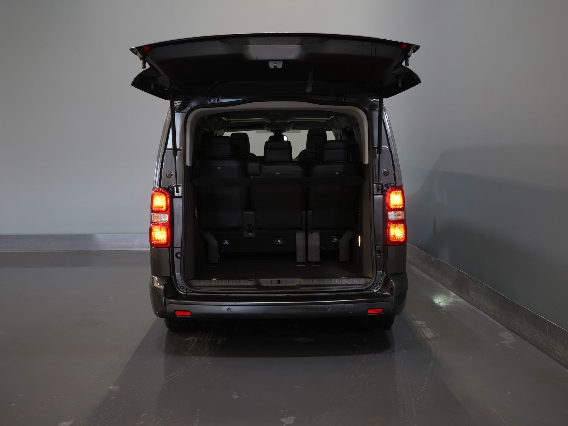 Peugeot e-Traveller Passenger L3 75kWh 348 km WLTP LED/ Chargeur rapide/ Pano/ 8 pers./ Adapt.Cruise/ Cuir/ 2x Elek.Sliding/ Elek.Seats/ Sièges massants/ Suspension des sièges