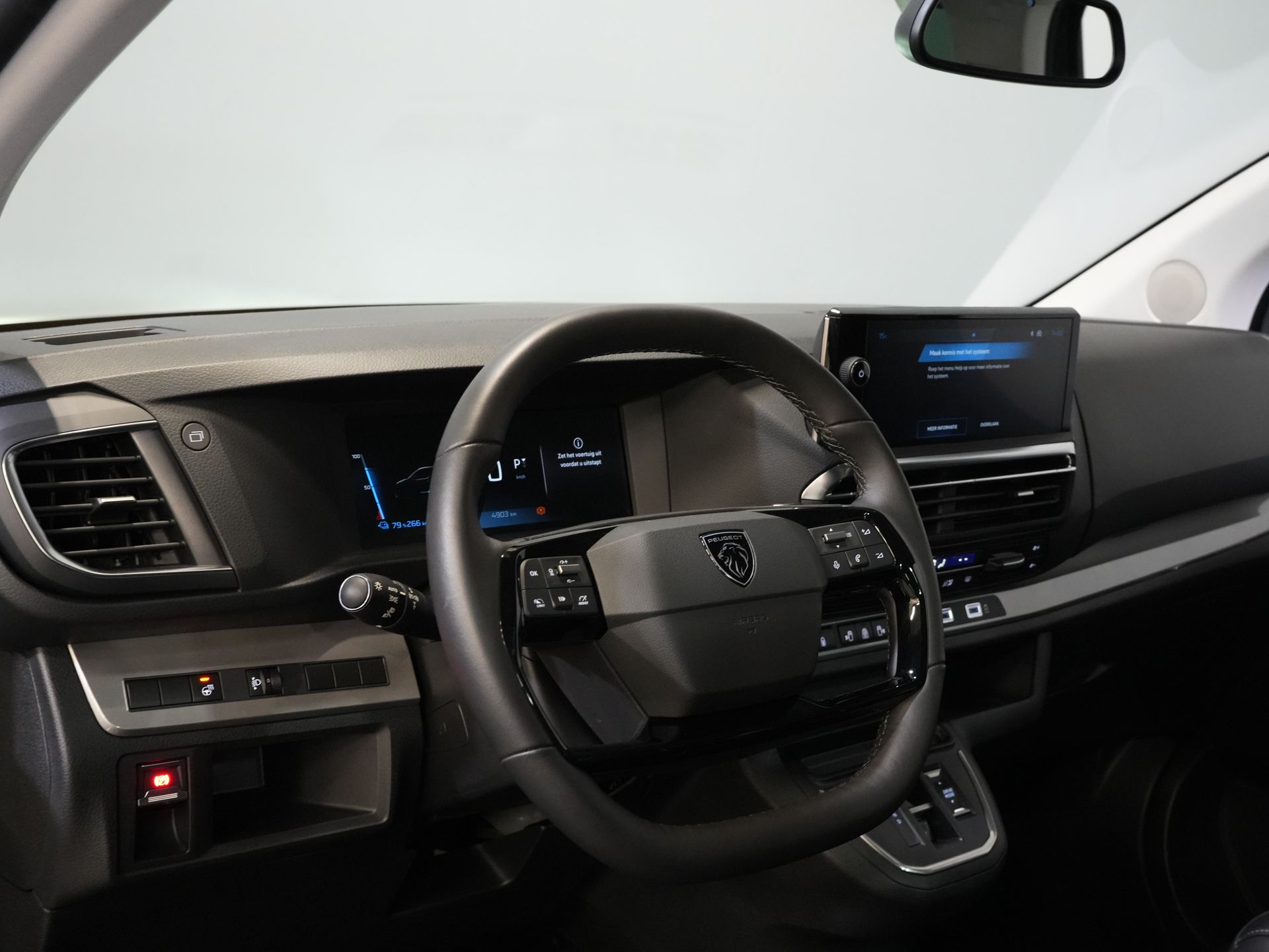 Peugeot e-Traveller Passenger L3 75kWh 348 km WLTP LED/ Chargeur rapide/ Pano/ 8 pers./ Adapt.Cruise/ Cuir/ 2x Elek.Sliding/ Elek.Seats/ Sièges massants/ Suspension des sièges