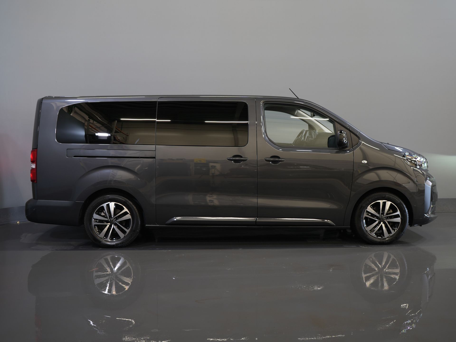 Peugeot e-Traveller Passenger L3 75kWh 348 km WLTP LED/ Chargeur rapide/ Pano/ 8 pers./ Adapt.Cruise/ Cuir/ 2x Elek.Sliding/ Elek.Seats/ Sièges massants/ Suspension des sièges