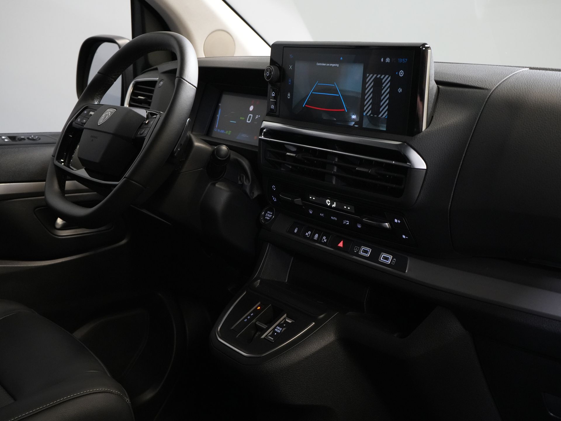 Peugeot e-Traveller Passenger L3 75kWh 348 km WLTP LED/ Chargeur rapide/ Pano/ 8 pers./ Adapt.Cruise/ Cuir/ 2x Elek.Sliding/ Elek.Seats/ Sièges massants/ Suspension des sièges