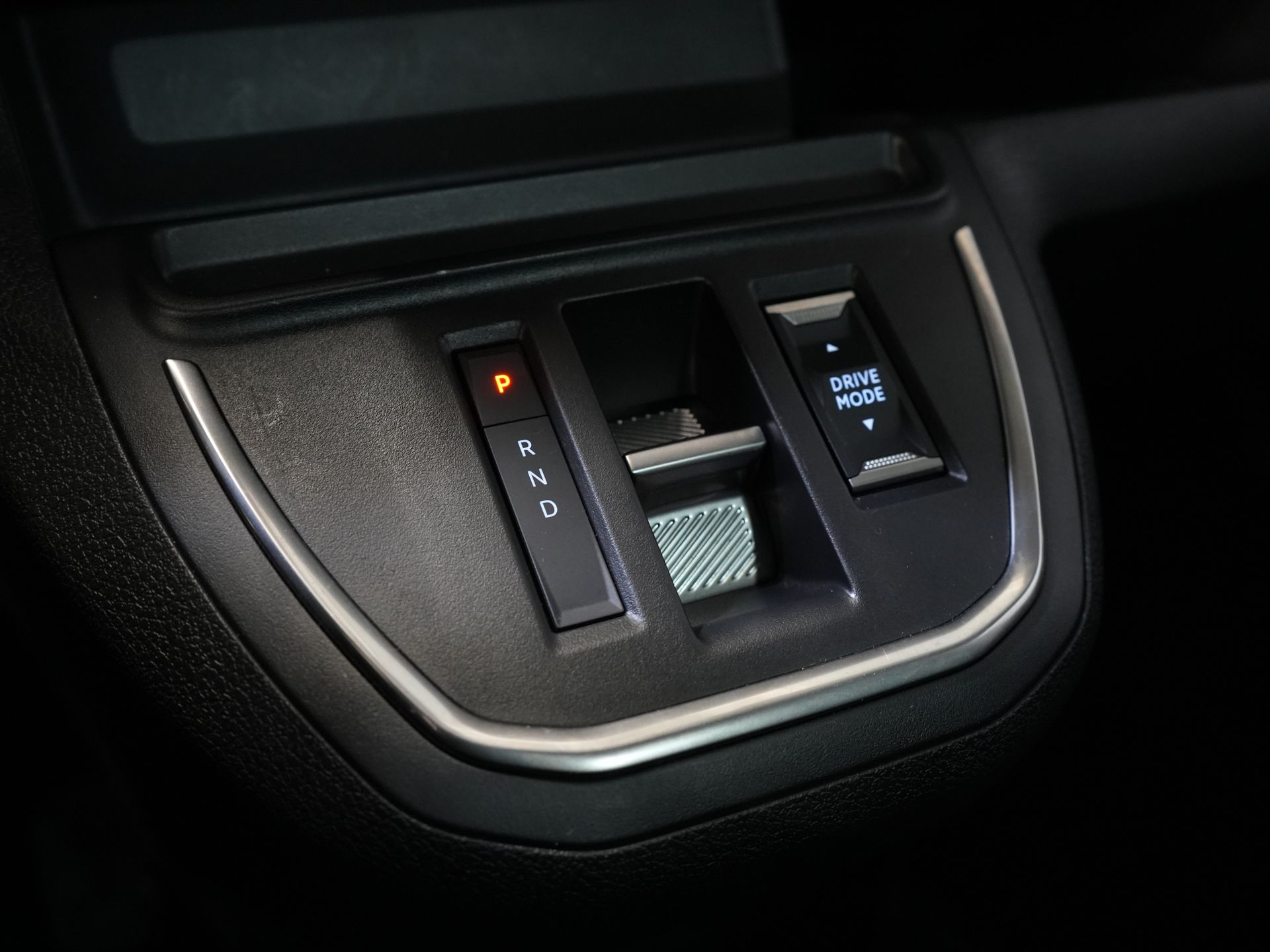 Peugeot e-Traveller Passenger L3 75kWh 348 km WLTP LED/ Chargeur rapide/ Pano/ 8 pers./ Adapt.Cruise/ Cuir/ 2x Elek.Sliding/ Elek.Seats/ Sièges massants/ Suspension des sièges