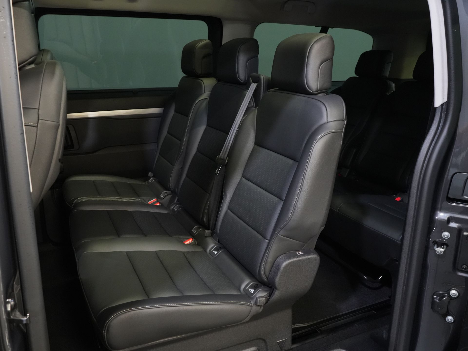 Peugeot e-Traveller Passenger L3 75kWh 348 km WLTP LED/ Chargeur rapide/ Pano/ 8 pers./ Adapt.Cruise/ Cuir/ 2x Elek.Sliding/ Elek.Seats/ Sièges massants/ Suspension des sièges