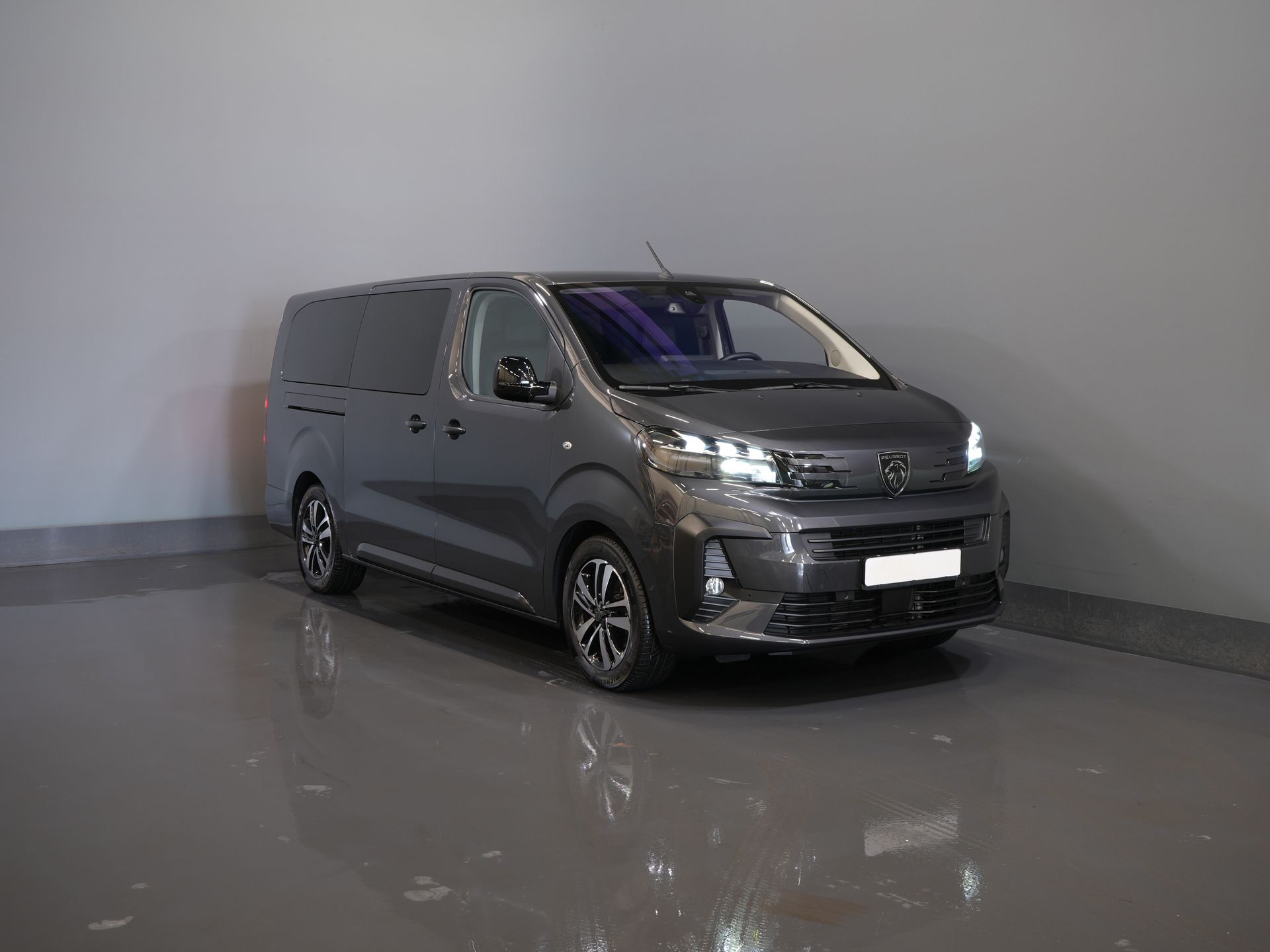 Peugeot e-Traveller Passenger L3 75kWh 348 km WLTP LED/ Chargeur rapide/ Pano/ 8 pers./ Adapt.Cruise/ Cuir/ 2x Elek.Sliding/ Elek.Seats/ Sièges massants/ Suspension des sièges