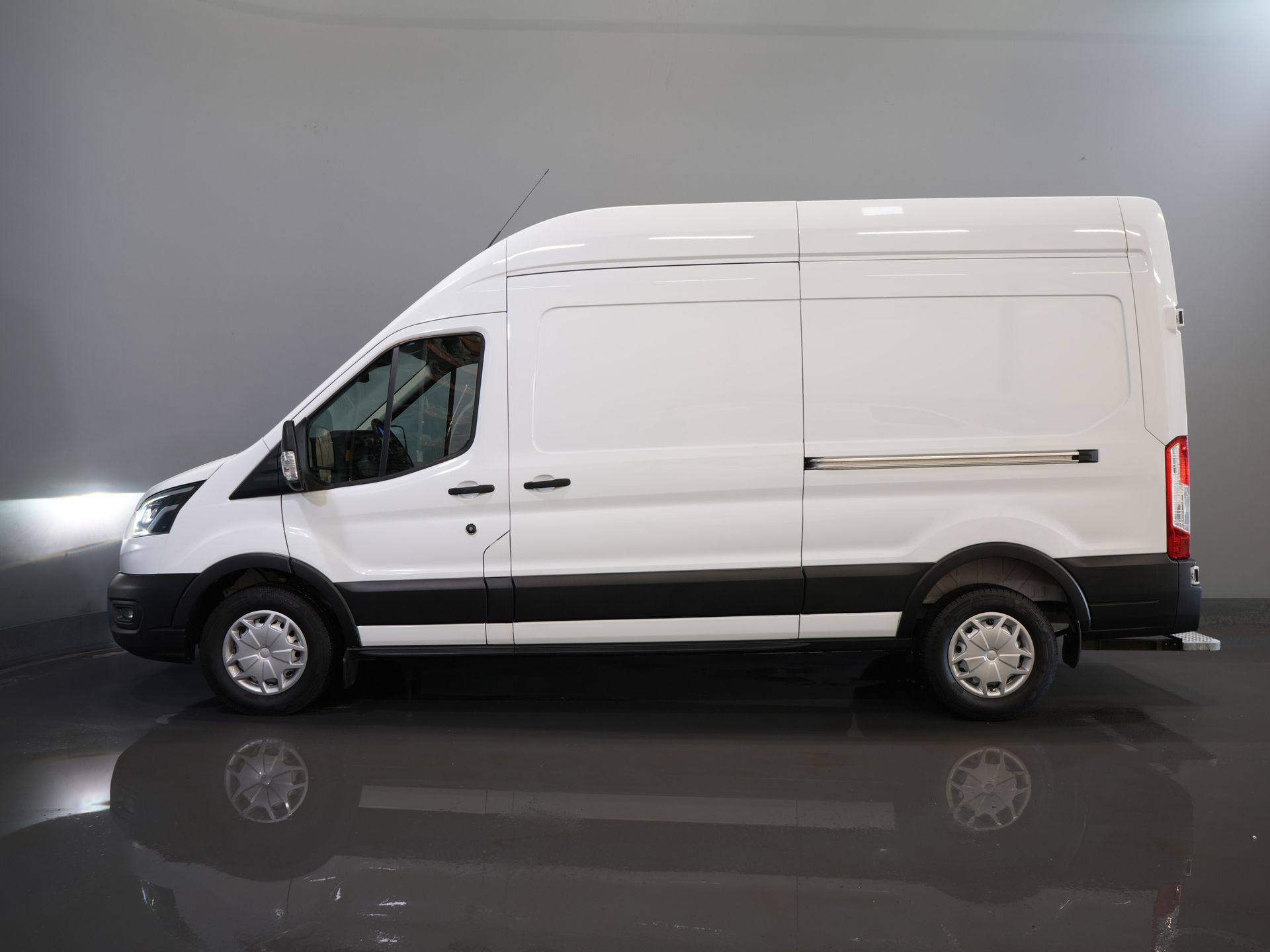 Ford Transit Bestelbus 350 2.0 TDCI 185 pk Aut. L3H3 Riem V.V/ 2xSchuifdeur/ Bi-Xenon/ Elek.Stoel/ Carplay/ Stoelverw./ Camera/ Cruise/ PDC/ Navi