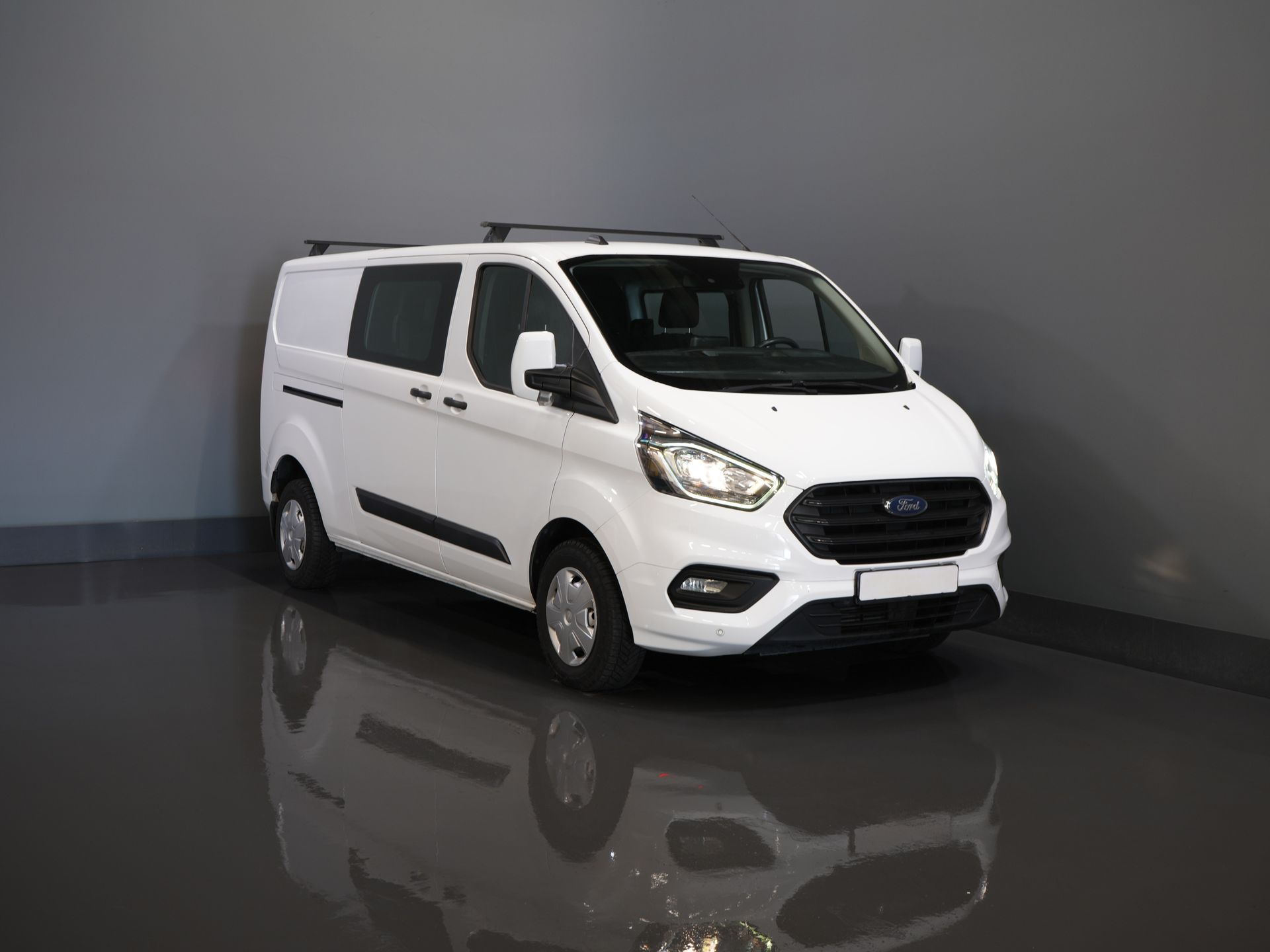 Ford Transit Custom Vans 2.0 TDCI L2 Trend DC Double Cab Seatverw./ Carplay/ 2.7t Sistem de remorcare/ Navi/ PDC/ Cruise