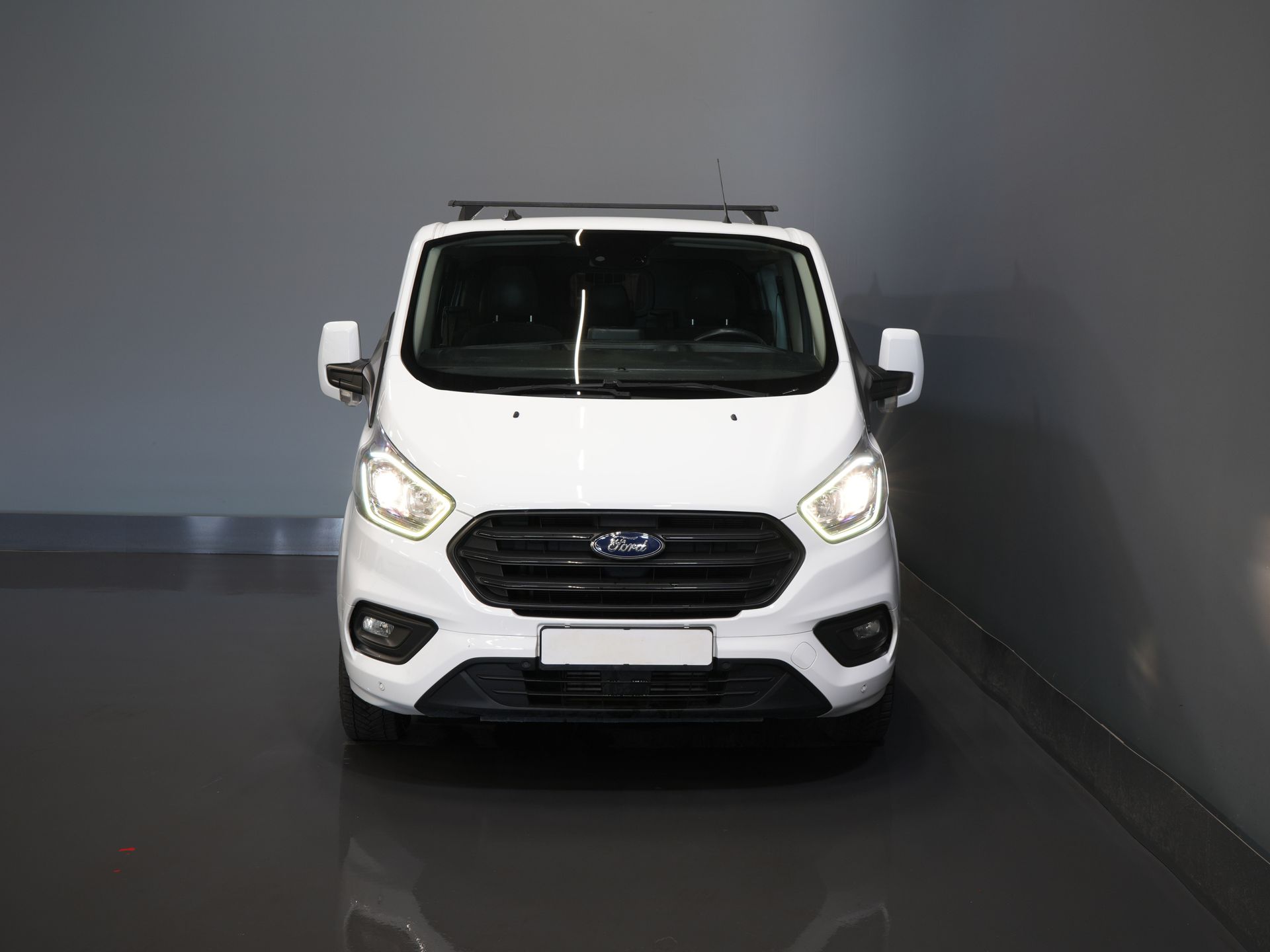 Ford Transit Custom Vans 2.0 TDCI L2 Trend DC Double Cab Seatverw./ Carplay/ 2.7t Sistem de remorcare/ Navi/ PDC/ Cruise