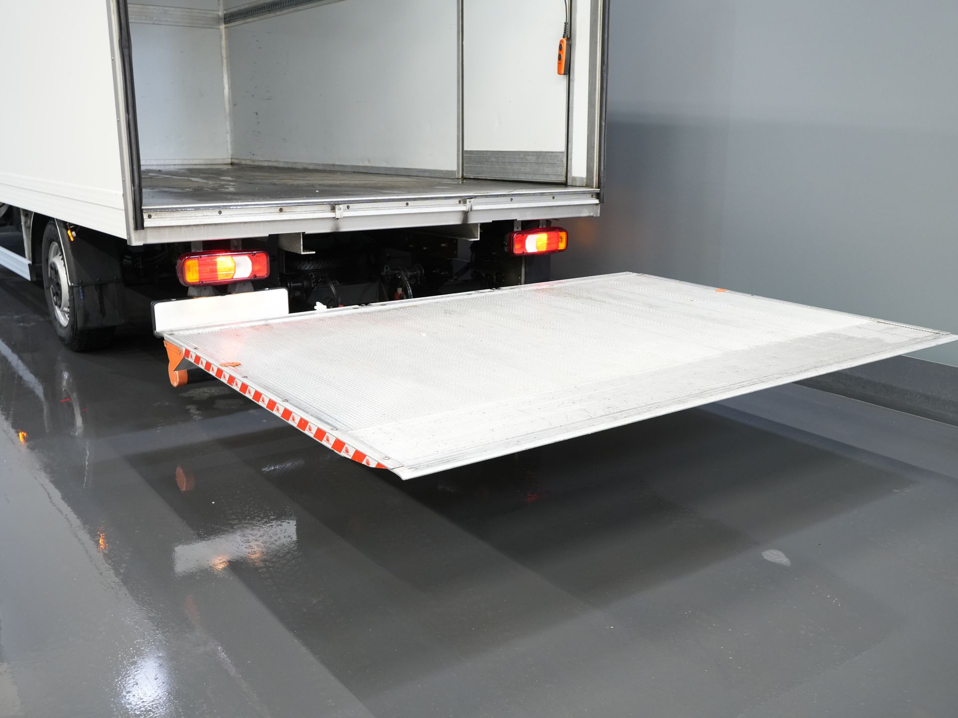 Iveco Daily Bakwagen 35S18HV 3.0 Aut. ZF BPM GRATIS! Portellone posteriore/ LED/ Spoiler/ 3.5T Dispositivo di traino/ Gev.stoel/ Adapt.Cruise/ Navi/ Carplay/ Clima/ 