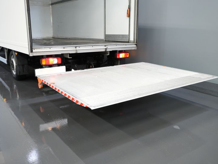 Iveco Daily Bakwagen 35S18HV 3.0 Aut. ZF BPM GRATIS! Portellone posteriore/ LED/ Spoiler/ 3.5T Dispositivo di traino/ Gev.stoel/ Adapt.Cruise/ Navi/ Carplay/ Clima/ 