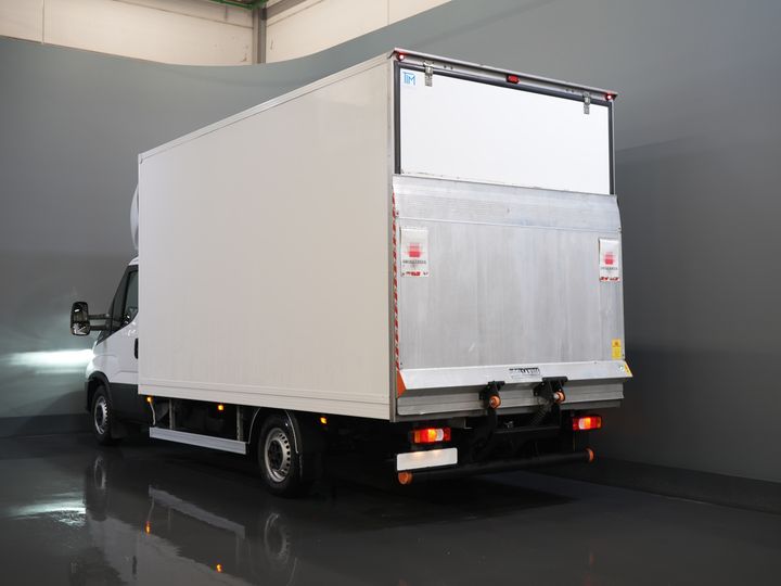 Iveco Daily Bakwagen 35S18HV 3.0 Aut. ZF BPM GRATIS! Portellone posteriore/ LED/ Spoiler/ 3.5T Dispositivo di traino/ Gev.stoel/ Adapt.Cruise/ Navi/ Carplay/ Clima/ 