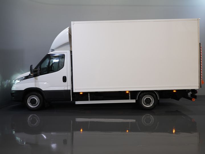 Iveco Daily Bakwagen 35S18HV 3.0 Aut. ZF BPM GRATIS! Portellone posteriore/ LED/ Spoiler/ 3.5T Dispositivo di traino/ Gev.stoel/ Adapt.Cruise/ Navi/ Carplay/ Clima/ 