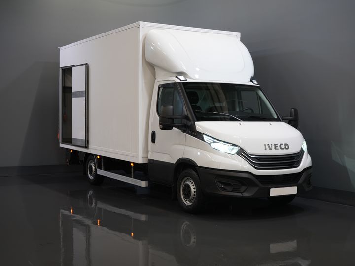Iveco Daily Bakwagen 35S18HV 3.0 Aut. ZF BPM GRATIS! Portellone posteriore/ LED/ Spoiler/ 3.5T Dispositivo di traino/ Gev.stoel/ Adapt.Cruise/ Navi/ Carplay/ Clima/ 