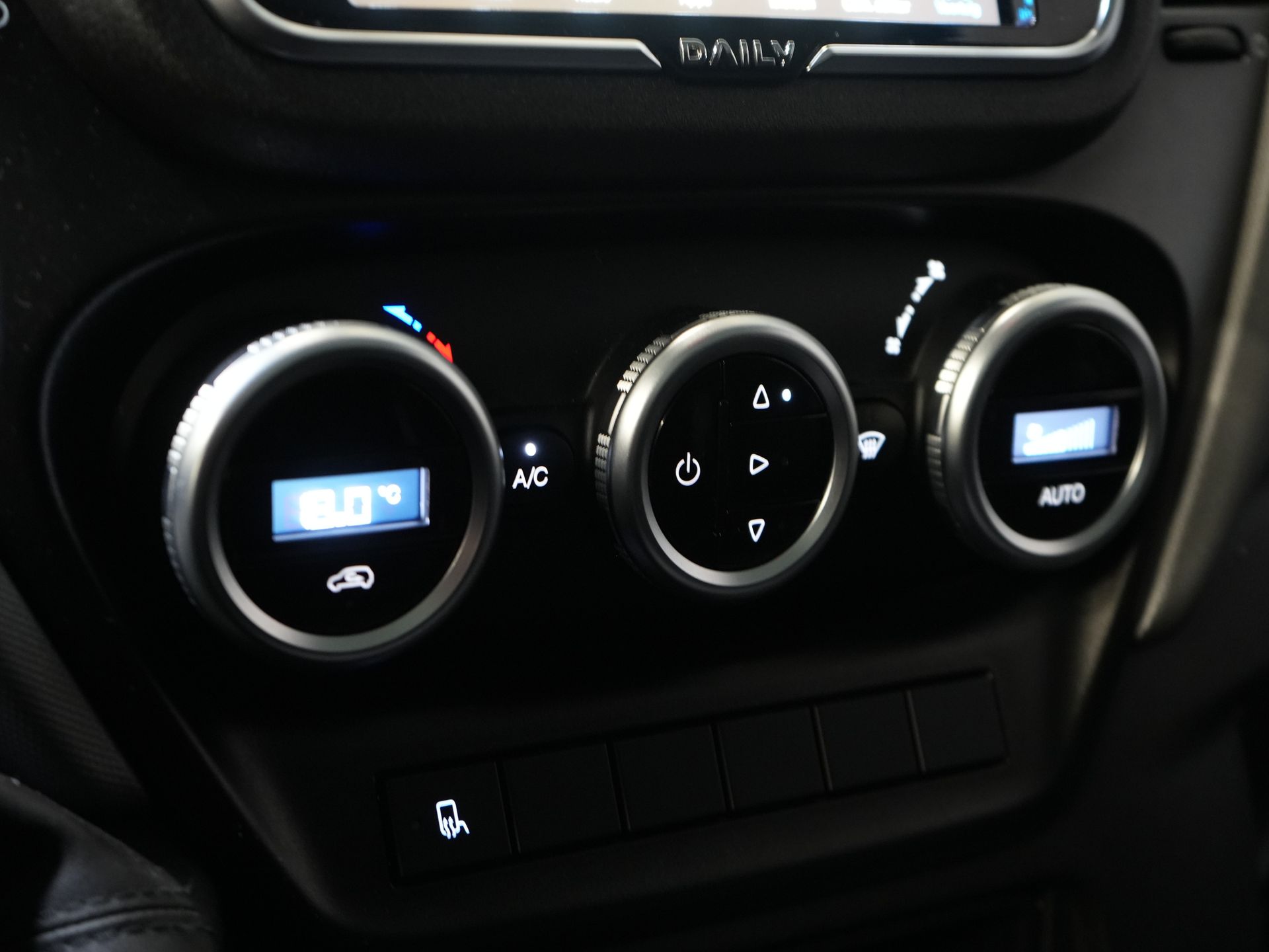 Iveco Daily Bakwagen 35S18HV 3.0 Aut. ZF BPM GRATIS! Portellone posteriore/ LED/ Spoiler/ 3.5T Dispositivo di traino/ Gev.stoel/ Adapt.Cruise/ Navi/ Carplay/ Clima/ 