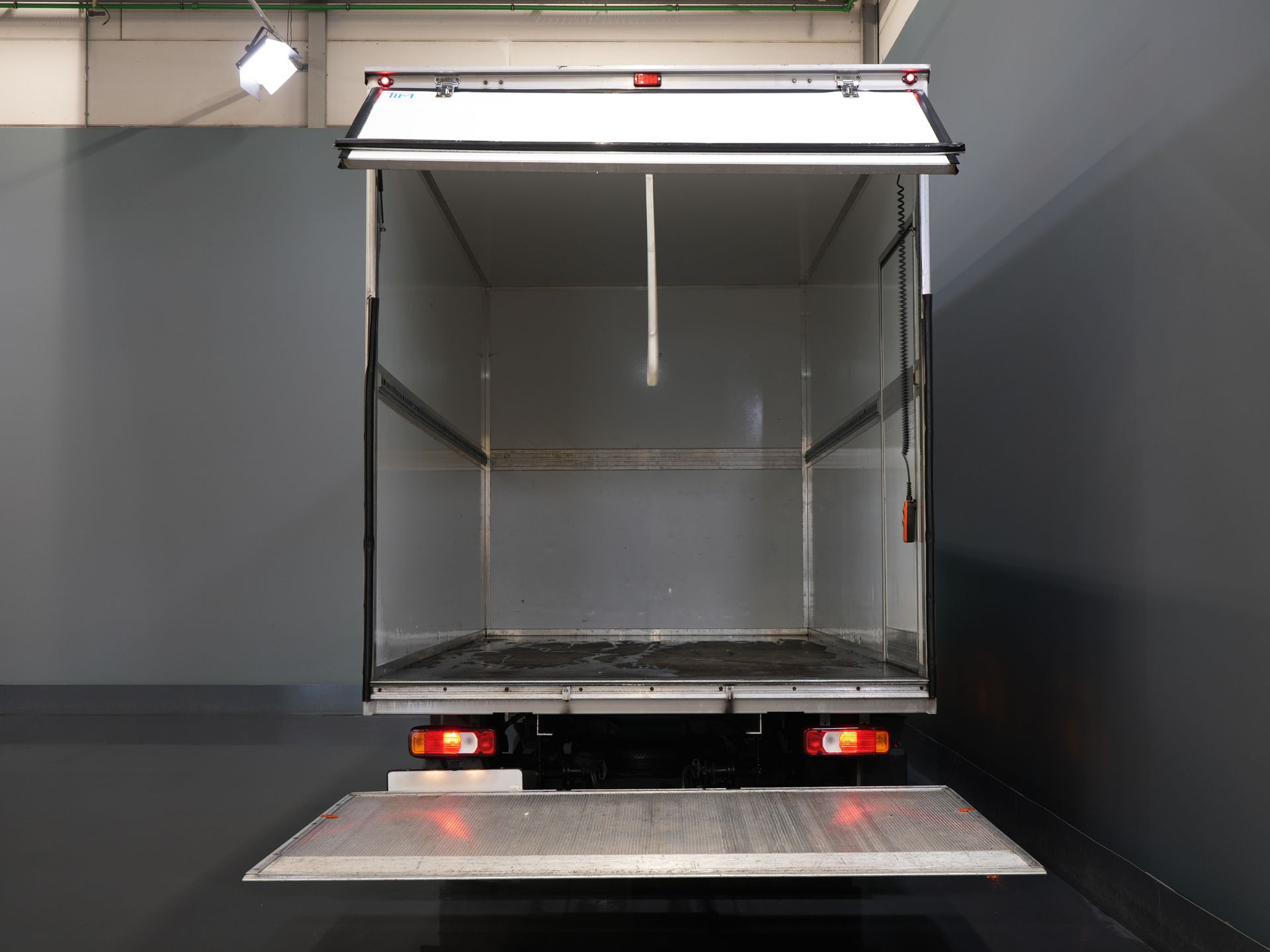 Iveco Daily Bakwagen 35S18HV 3.0 Aut. ZF BPM GRATIS! Portellone posteriore/ LED/ Spoiler/ 3.5T Dispositivo di traino/ Gev.stoel/ Adapt.Cruise/ Navi/ Carplay/ Clima/ 