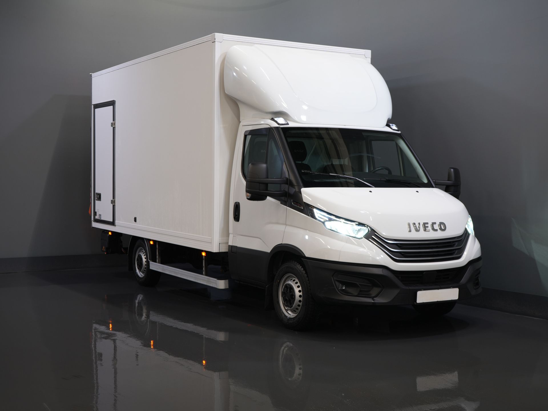 Iveco Daily Bakwagen 35S18HV 3.0 Aut. ZF BPM GRATIS! Portellone posteriore/ LED/ Spoiler/ 3.5T Dispositivo di traino/ Gev.stoel/ Adapt.Cruise/ Navi/ Carplay/ Clima/ 