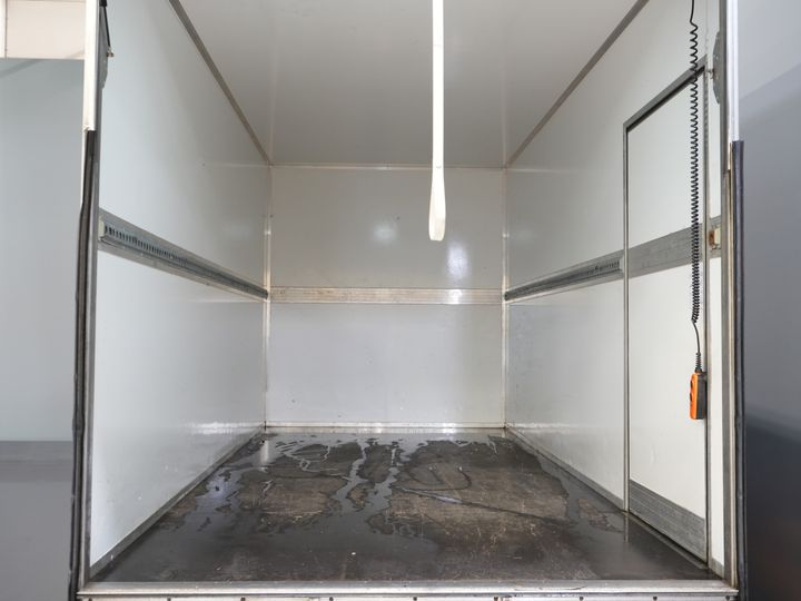 Iveco Daily Bakwagen 35S18HV 3.0 Aut. ZF BPM GRATIS! Portellone posteriore/ LED/ Spoiler/ 3.5T Dispositivo di traino/ Gev.stoel/ Adapt.Cruise/ Navi/ Carplay/ Clima/ 