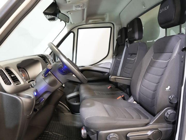 Iveco Daily Bakwagen 35S18HV 3.0 Aut. ZF BPM GRATIS! Portellone posteriore/ LED/ Spoiler/ 3.5T Dispositivo di traino/ Gev.stoel/ Adapt.Cruise/ Navi/ Carplay/ Clima/ 