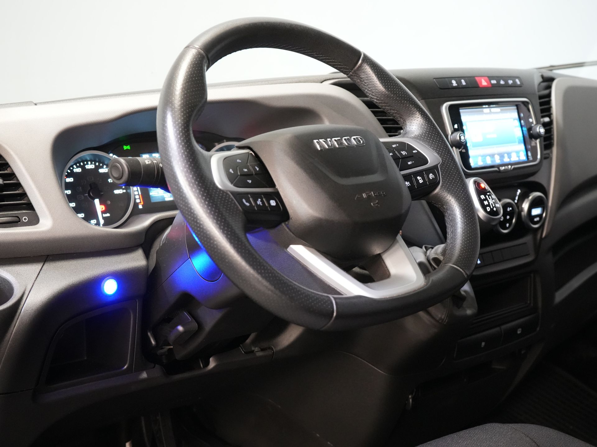 Iveco Daily Bakwagen 35S18HV 3.0 Aut. ZF BPM GRATIS! Portellone posteriore/ LED/ Spoiler/ 3.5T Dispositivo di traino/ Gev.stoel/ Adapt.Cruise/ Navi/ Carplay/ Clima/ 