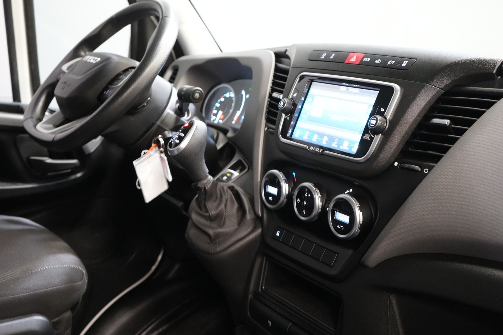 Iveco Daily Bakwagen 35S18HV 3.0 Aut. ZF BPM GRATIS! Portellone posteriore/ LED/ Spoiler/ 3.5T Dispositivo di traino/ Gev.stoel/ Adapt.Cruise/ Navi/ Carplay/ Clima/ 