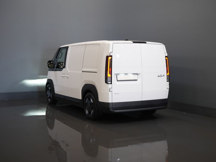 Kia PV5 Furgone Elite Executive 71,2 kWh 416 km WLTP L2 Pompa di calore / 2 porte scorrevoli / Sedili ventilati / Sedili riscaldati / Cruise control adattivo / Pelle / Navigatore / CarPlay / 3