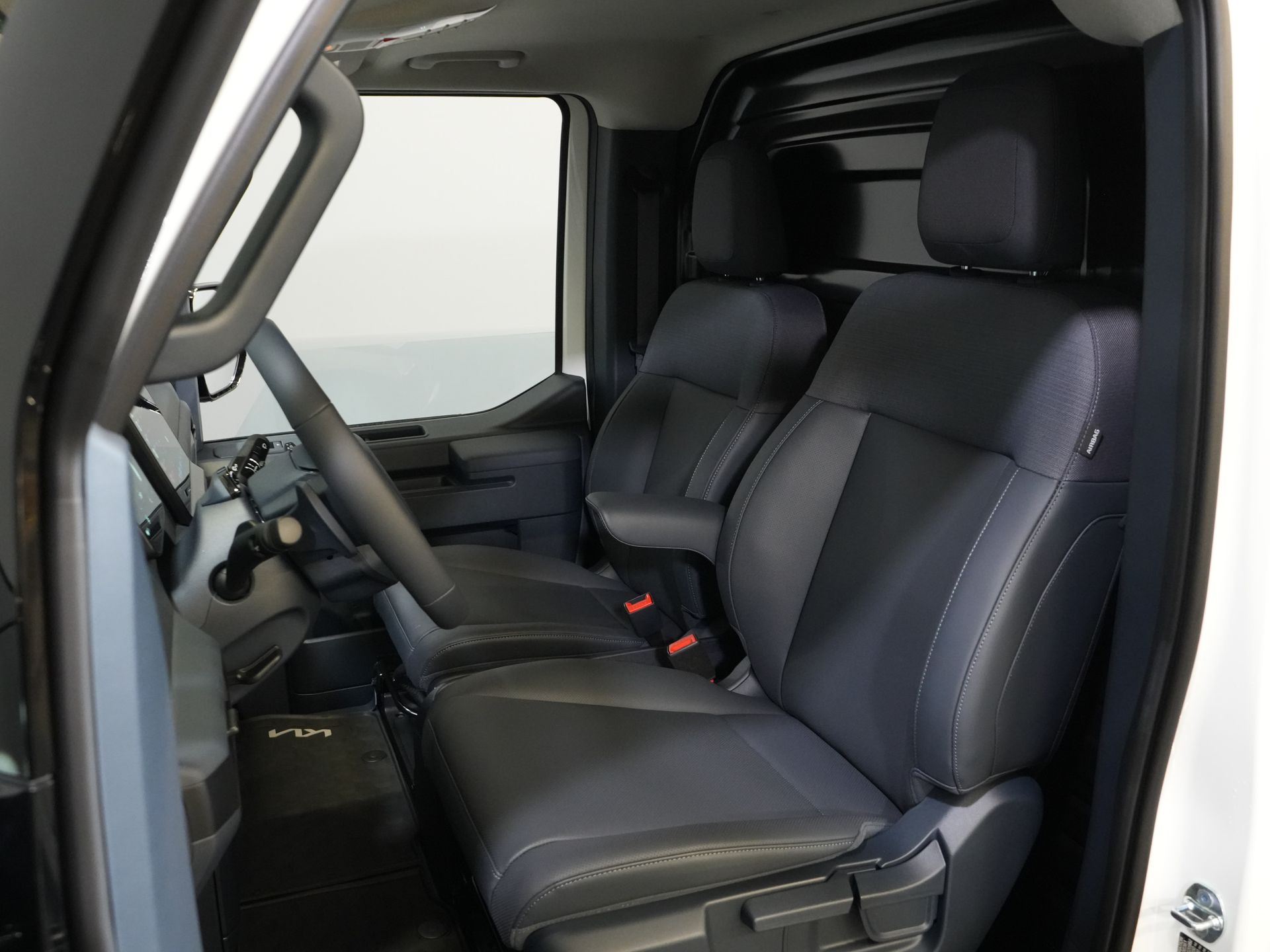 Kia PV5 Furgone Elite Executive 71,2 kWh 416 km WLTP L2 Pompa di calore / 2 porte scorrevoli / Sedili ventilati / Sedili riscaldati / Cruise control adattivo / Pelle / Navigatore / CarPlay / 3