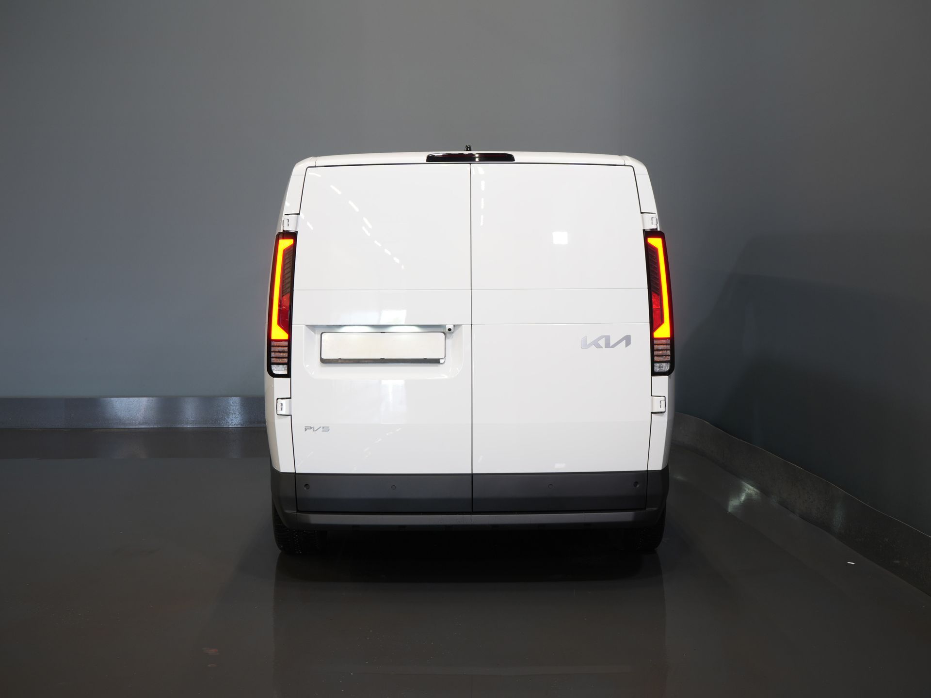 Kia PV5 Furgone Elite Executive 71,2 kWh 416 km WLTP L2 Pompa di calore / 2 porte scorrevoli / Sedili ventilati / Sedili riscaldati / Cruise control adattivo / Pelle / Navigatore / CarPlay / 3