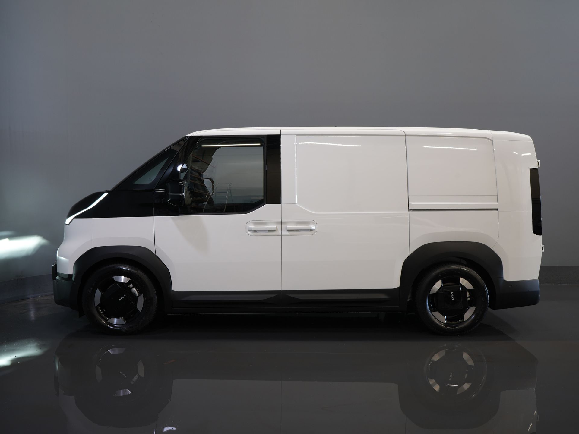 Kia PV5 Furgone Elite Executive 71,2 kWh 416 km WLTP L2 Pompa di calore / 2 porte scorrevoli / Sedili ventilati / Sedili riscaldati / Cruise control adattivo / Pelle / Navigatore / CarPlay / 3