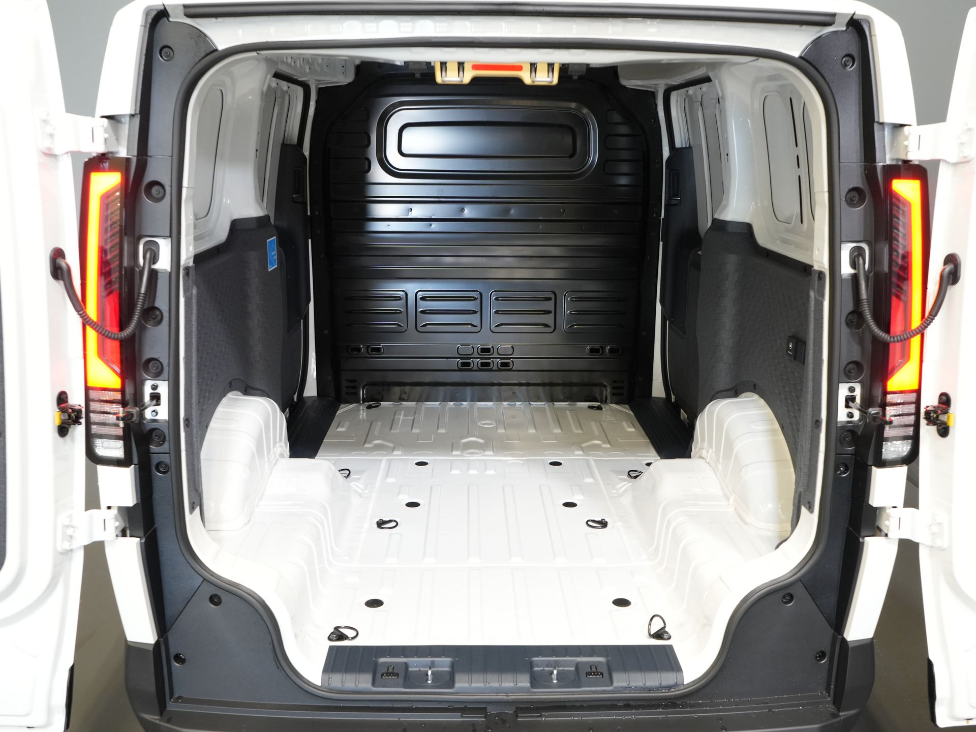 Kia PV5 Furgone Elite Executive 71,2 kWh 416 km WLTP L2 Pompa di calore / 2 porte scorrevoli / Sedili ventilati / Sedili riscaldati / Cruise control adattivo / Pelle / Navigatore / CarPlay / 3