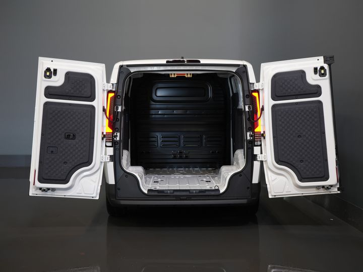 Kia PV5 Furgone Elite Executive 71,2 kWh 416 km WLTP L2 Pompa di calore / 2 porte scorrevoli / Sedili ventilati / Sedili riscaldati / Cruise control adattivo / Pelle / Navigatore / CarPlay / 3