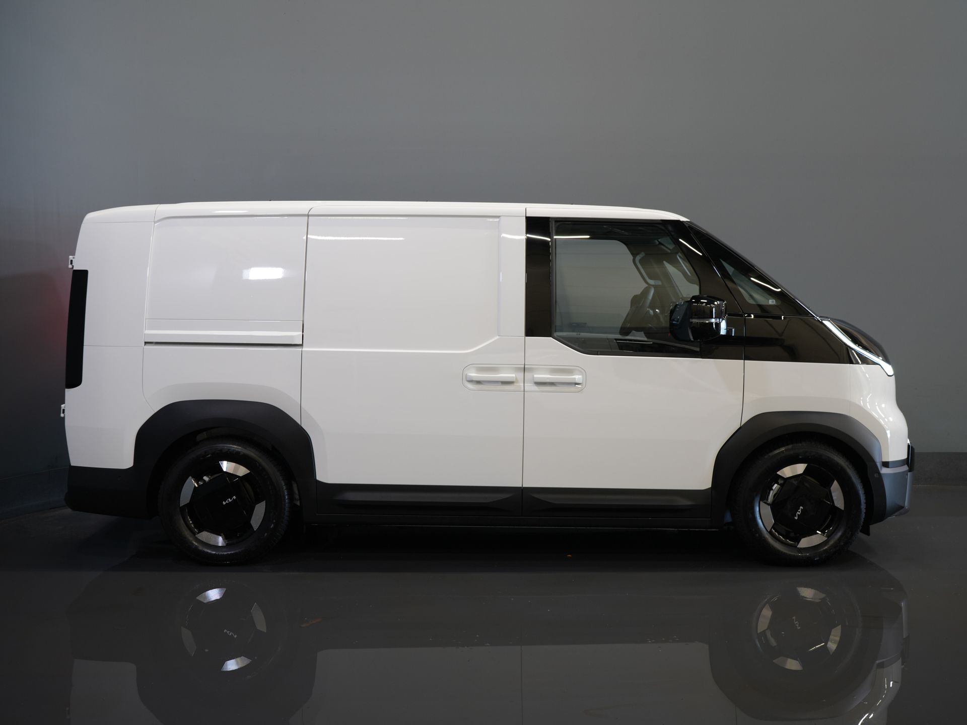 Kia PV5 Furgone Elite Executive 71,2 kWh 416 km WLTP L2 Pompa di calore / 2 porte scorrevoli / Sedili ventilati / Sedili riscaldati / Cruise control adattivo / Pelle / Navigatore / CarPlay / 3