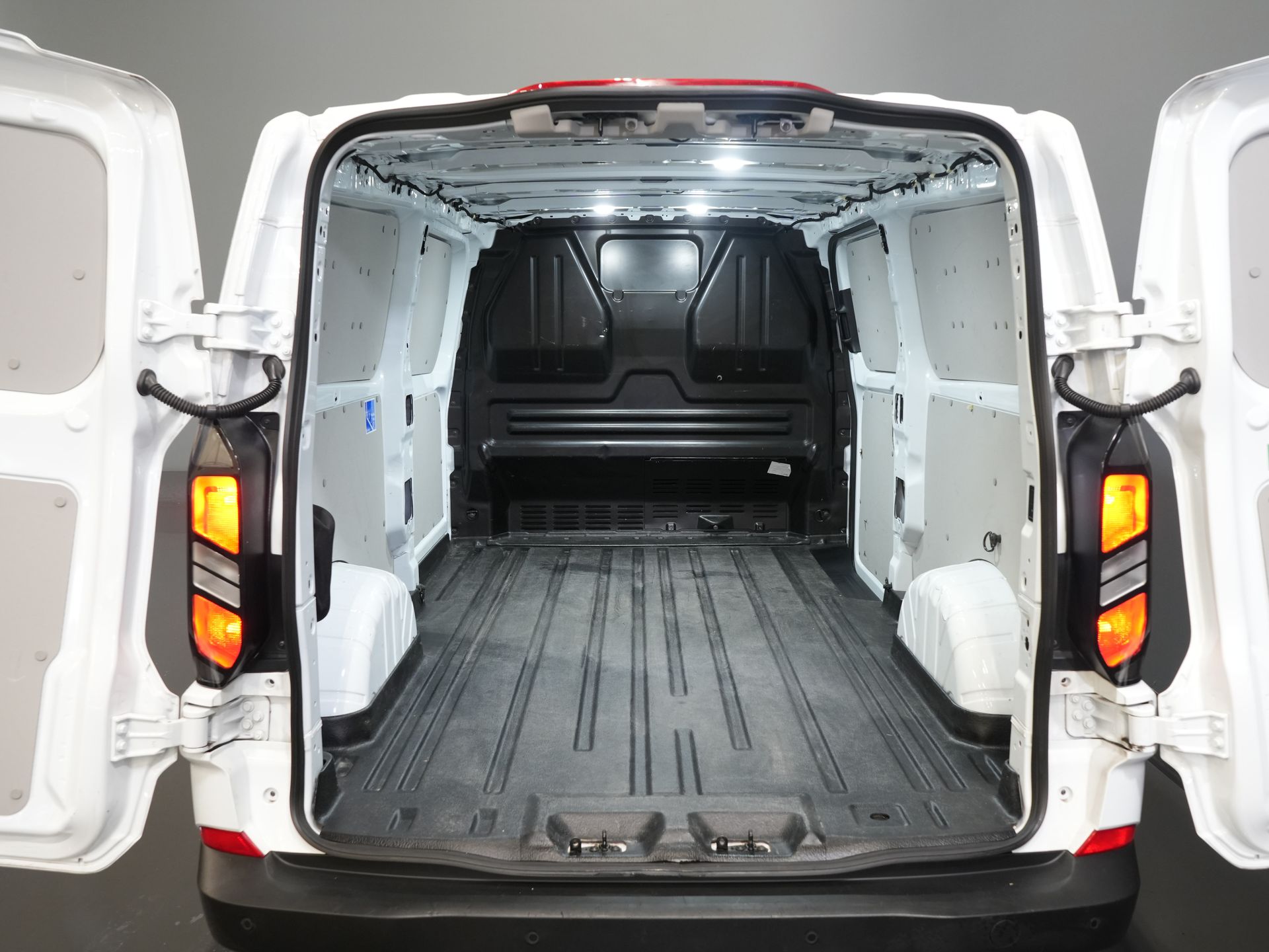 Ford Transit Custom Bestelbus 320 2.0 TDCI 135 pk L2 Trend LED/ 2.8t Trekverm./ Carplay/ Climate/ Cruise/ Camera/ PDC