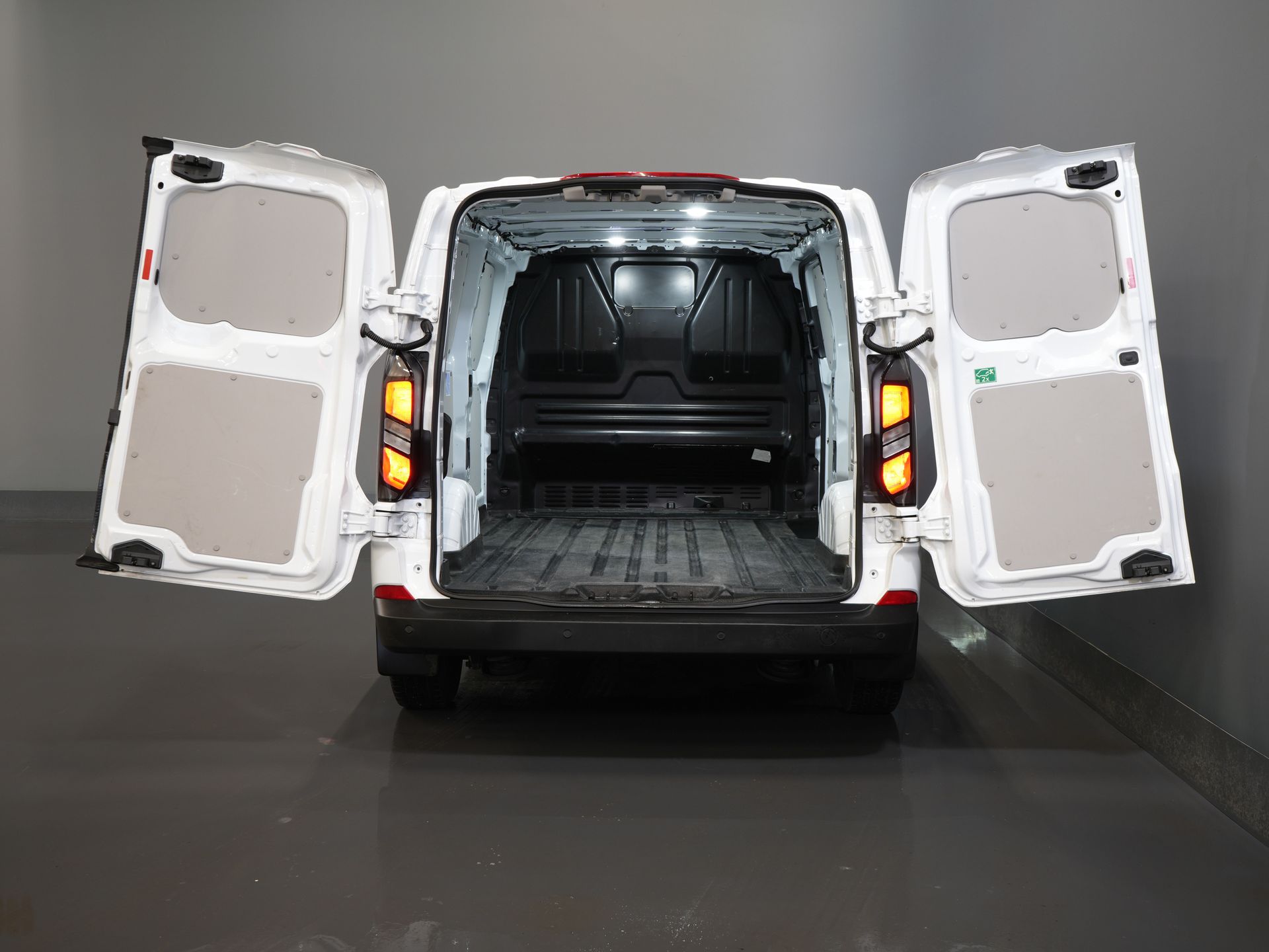 Ford Transit Custom Bestelbus 320 2.0 TDCI 135 pk L2 Trend LED/ 2.8t Trekverm./ Carplay/ Climate/ Cruise/ Camera/ PDC